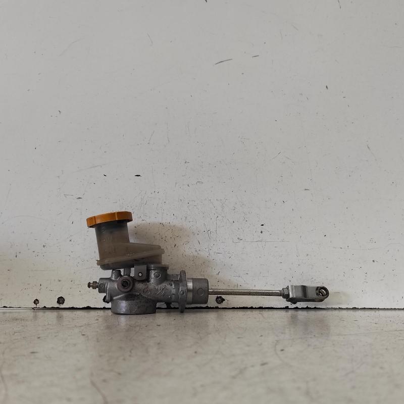 clutch master cylinder