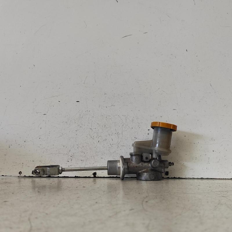 clutch master cylinder