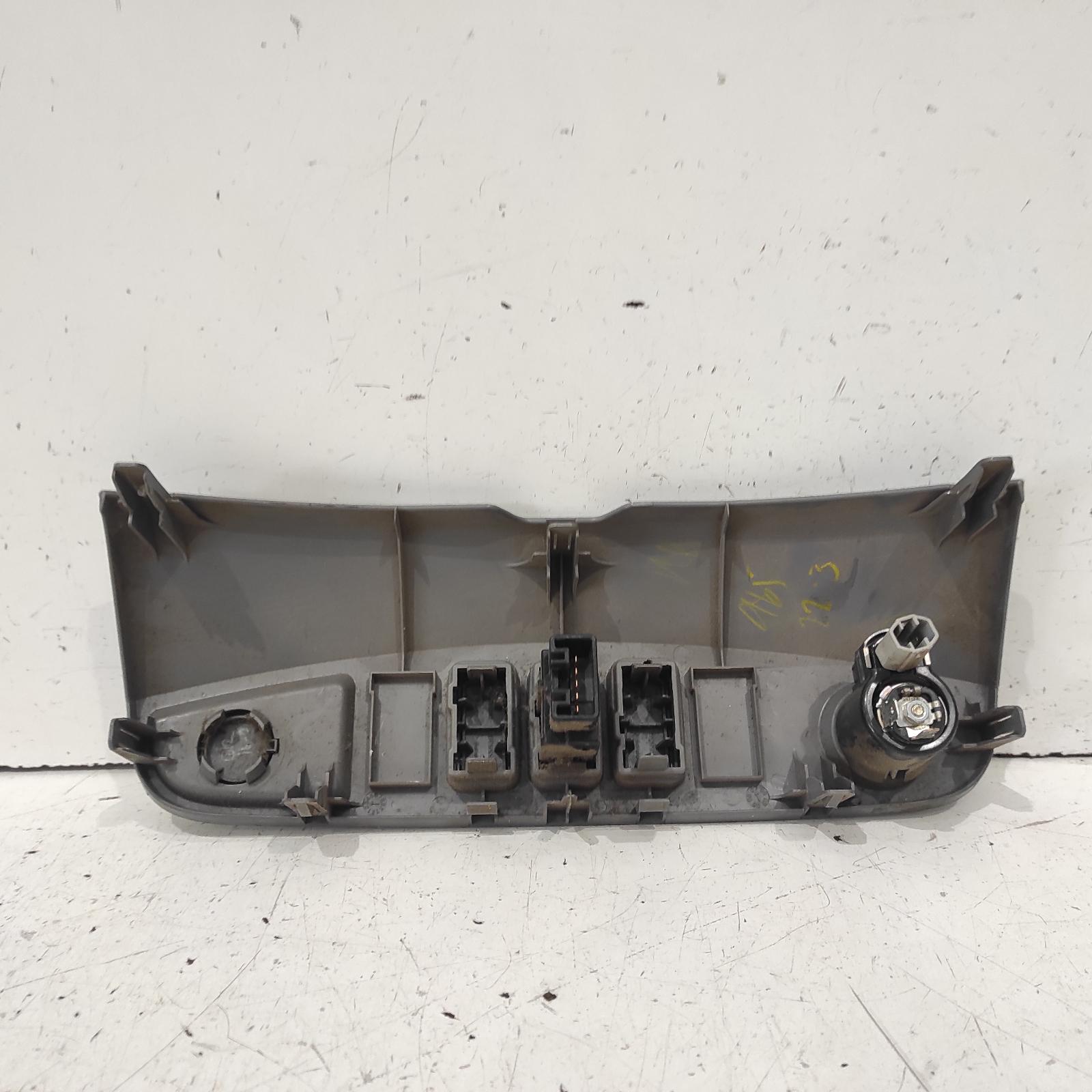 Hilux Miscellaneous Switch Relay 2005-2015 rear demister switch,02/05-08/15 00021247 #633219