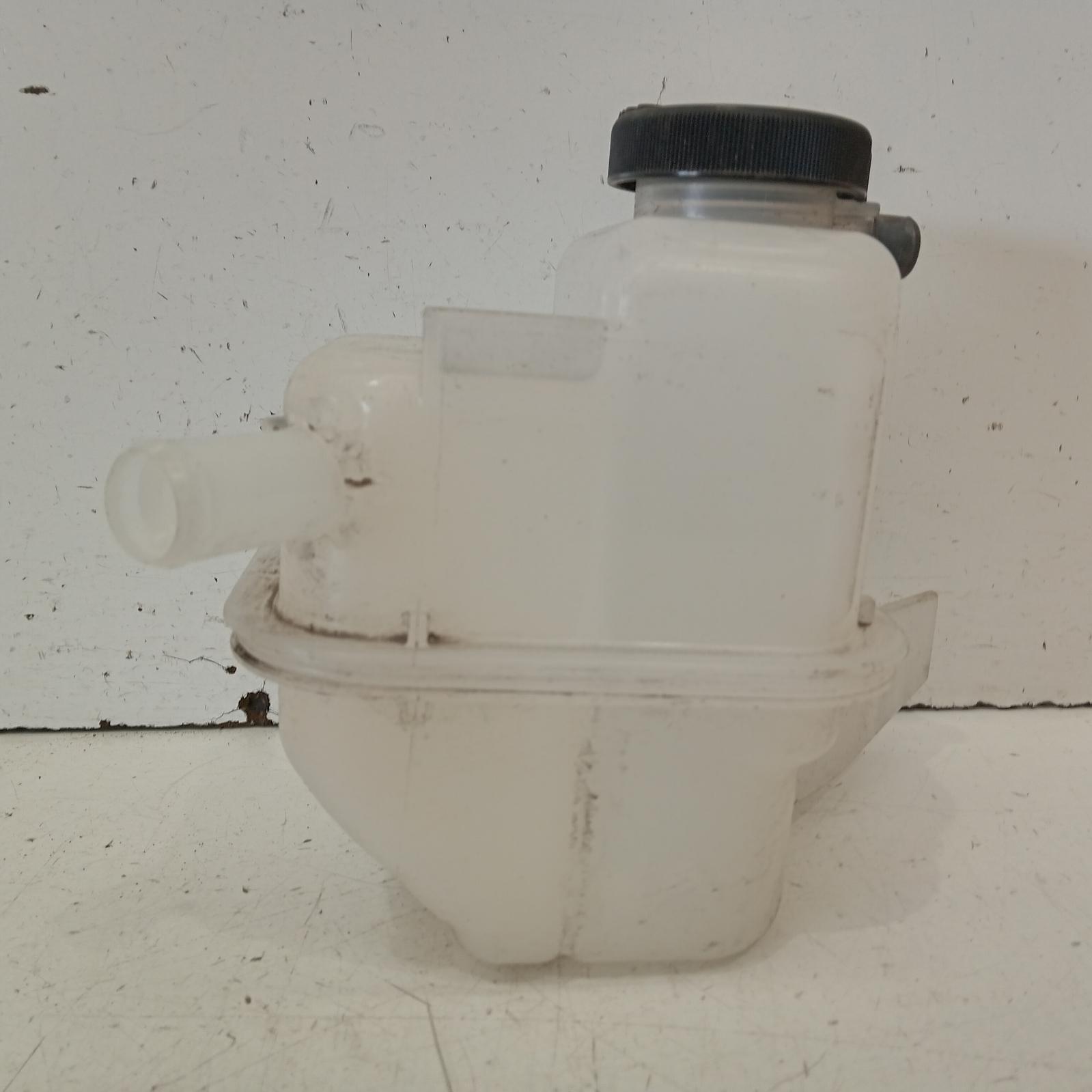 #638056, Used overflow bottle for 2020 yaris cross| xp210, 06/20-