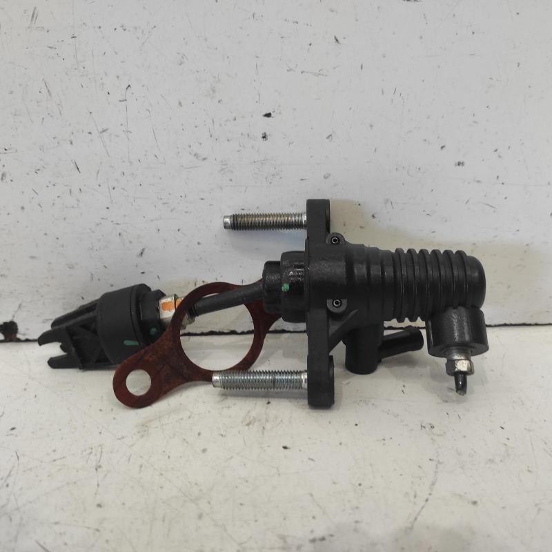 clutch master cylinder