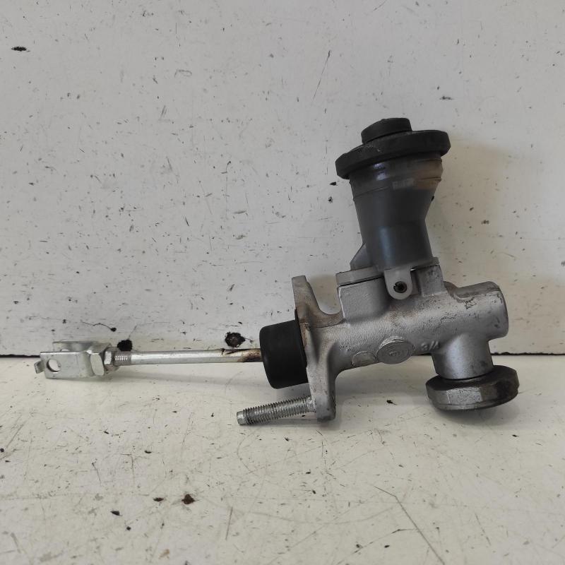 clutch master cylinder