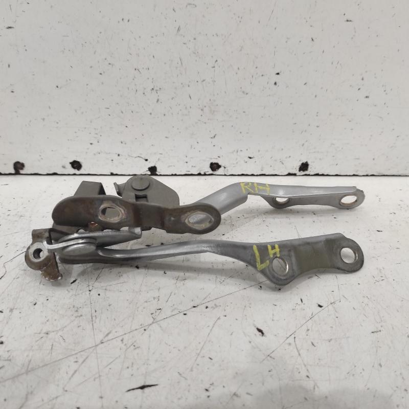 bonnet hinge/strut