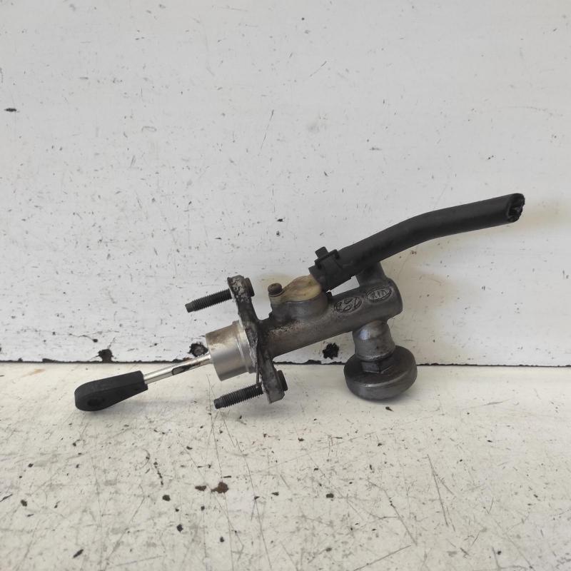 clutch master cylinder