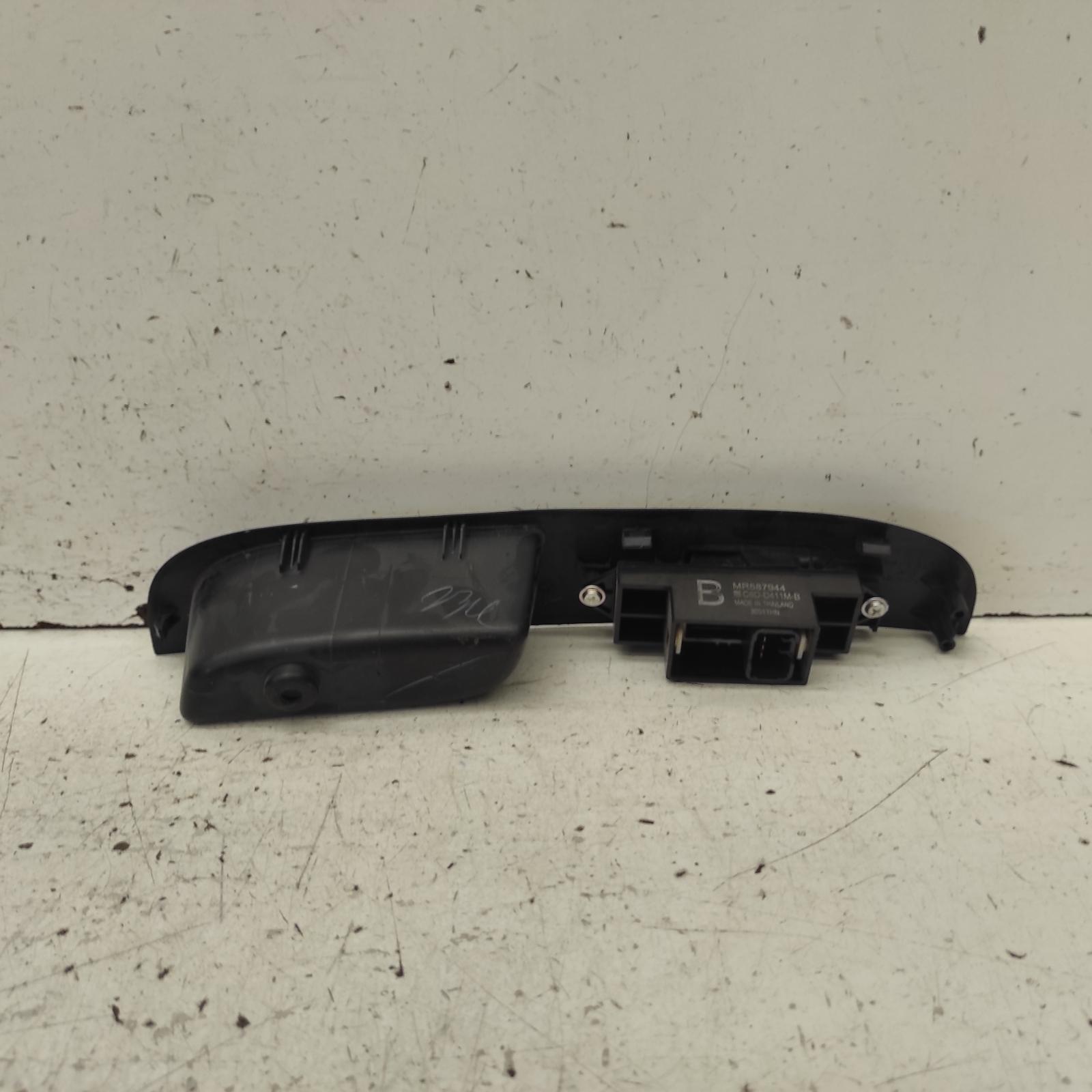 Triton Power Door Window Switch 2006-2015 lh rear,ml-mn,07/06-04/15 00021511 #662253