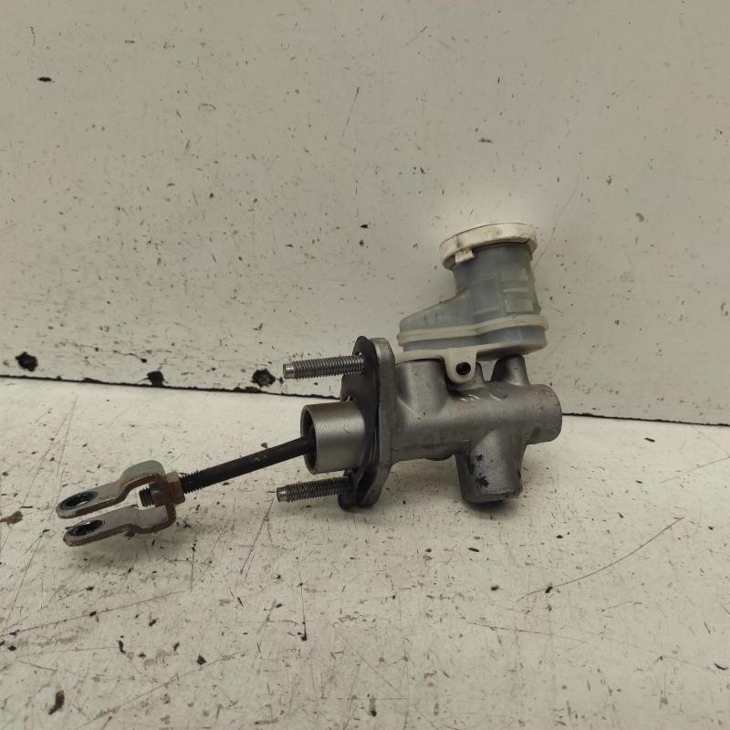 clutch master cylinder