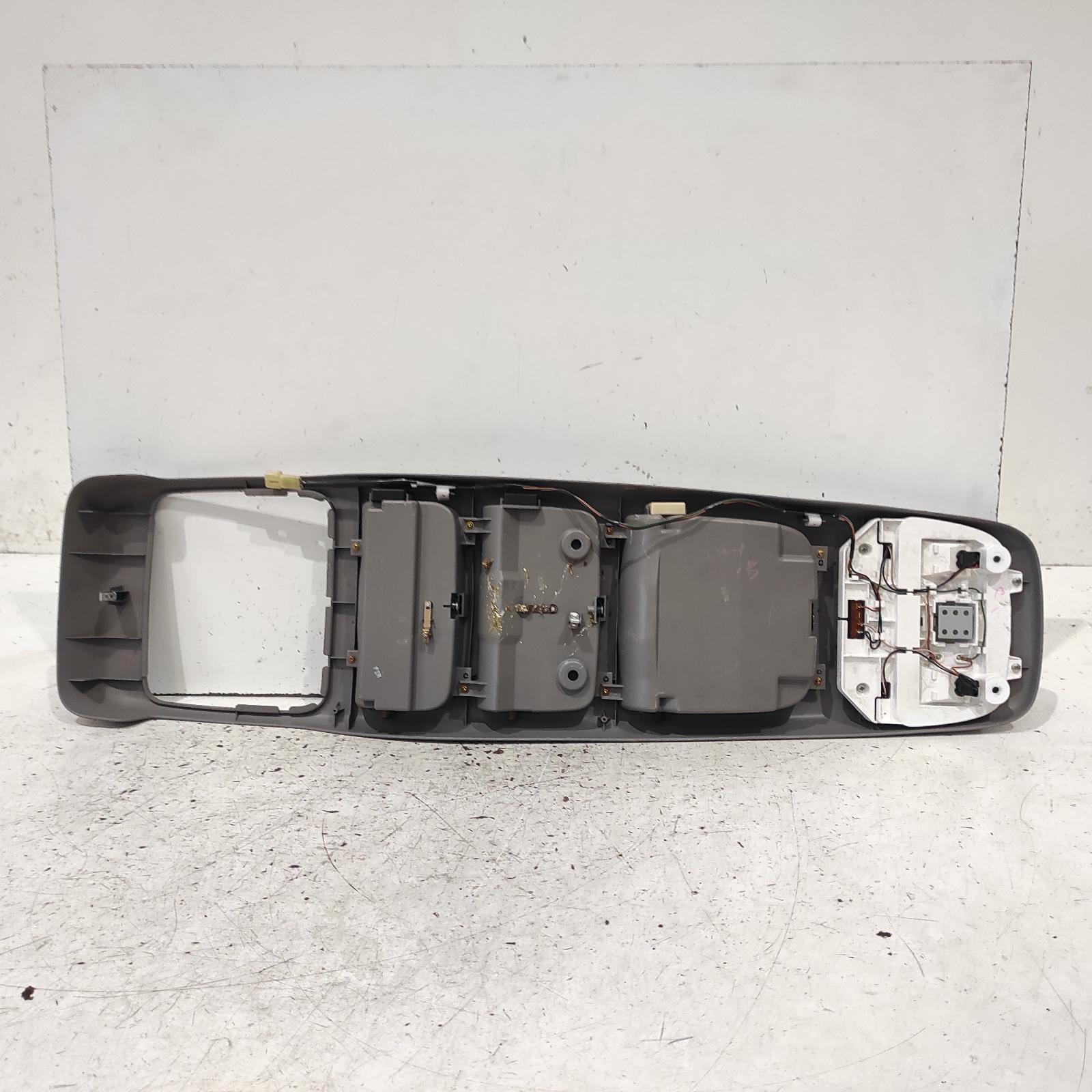 Landcruiser Courtesy Light 1998-2007 front to centre,multi sunglass holder,non sunroof switch type,100 series,01/98-10/07 00021792 #672060