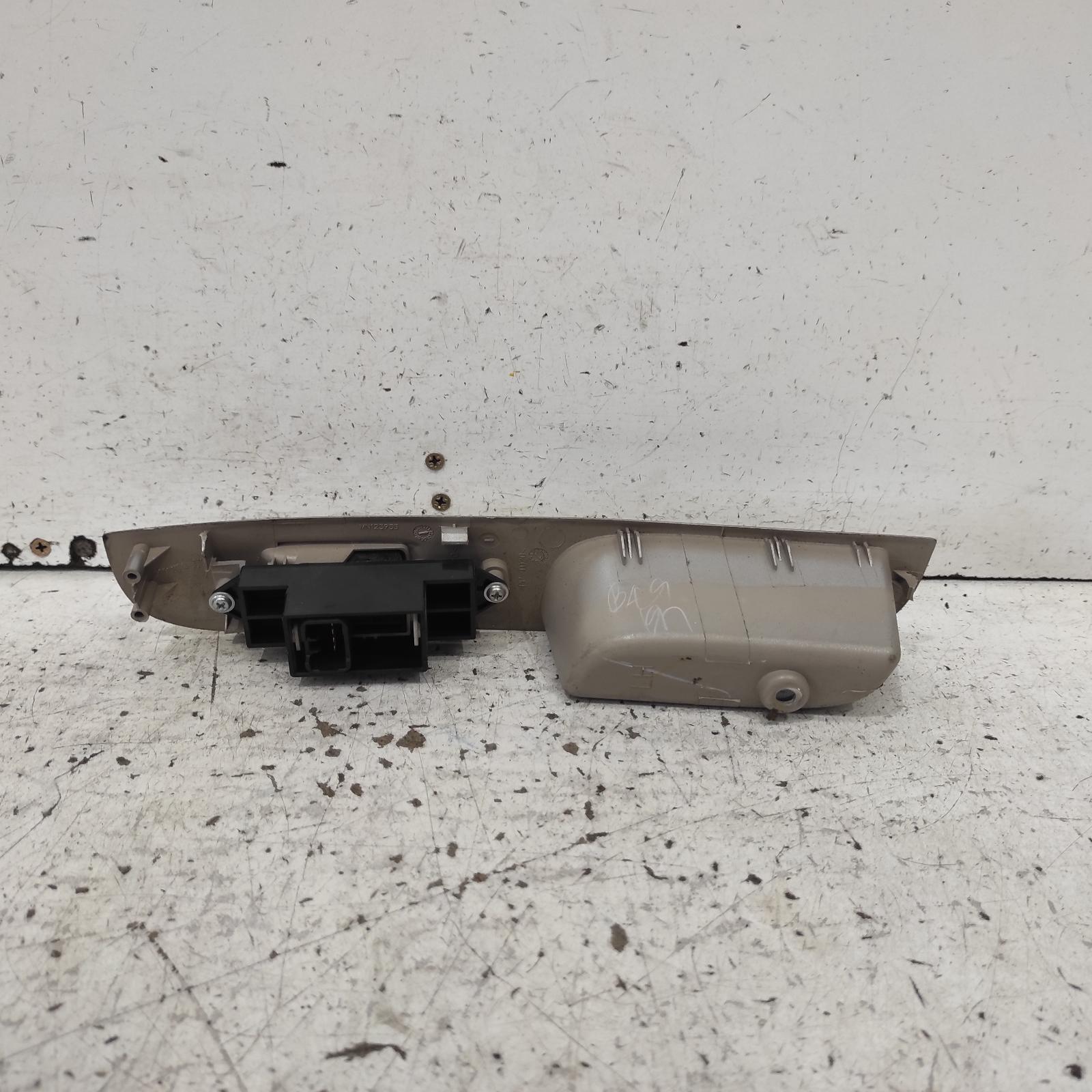 Triton Power Door Window Switch 2006-2015 lh rear,ml-mn,07/06-04/15 00021673 #672310