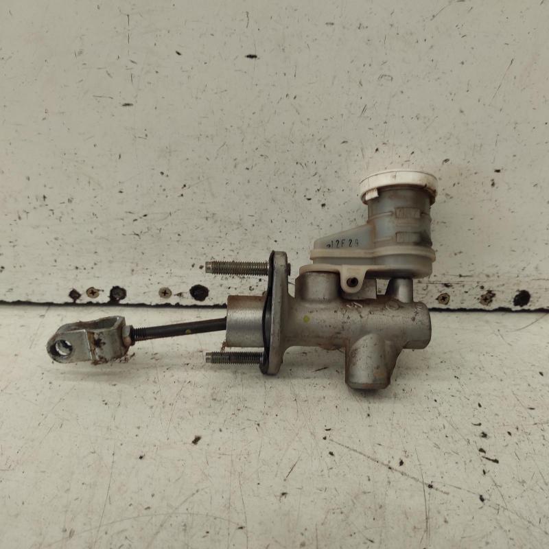 clutch master cylinder