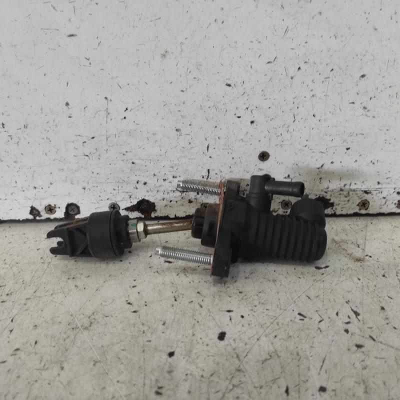 clutch master cylinder