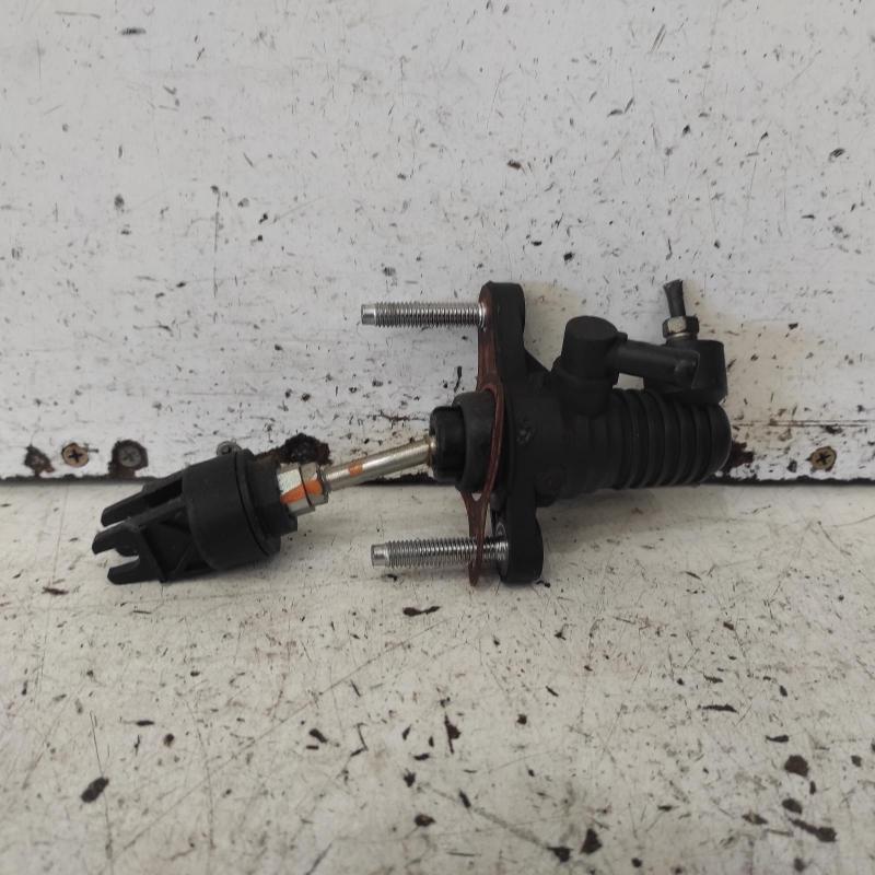clutch master cylinder