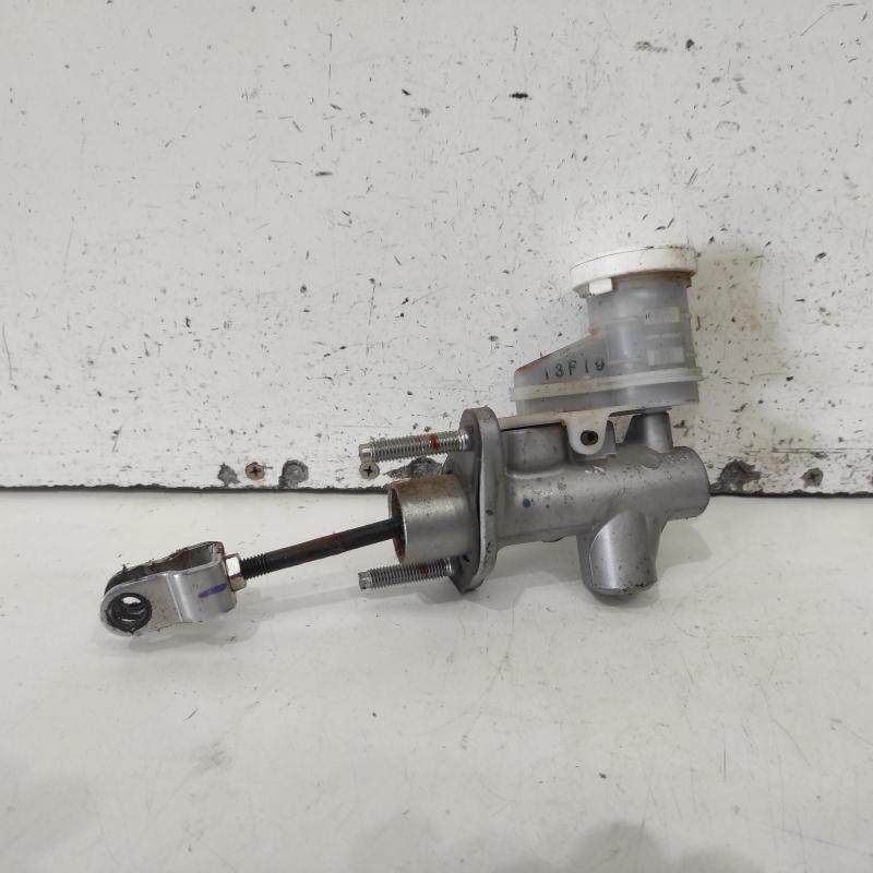 clutch master cylinder