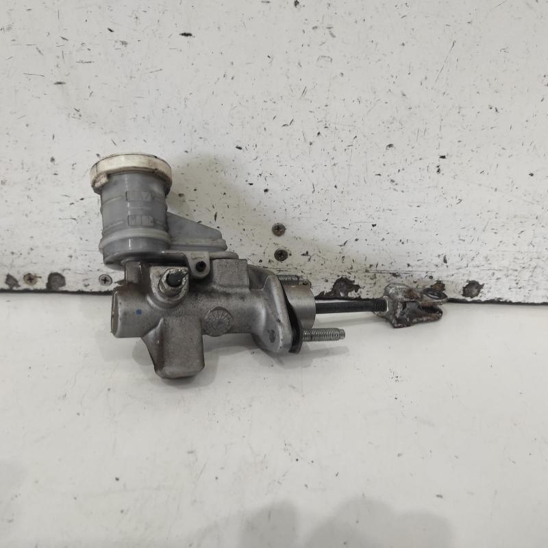 clutch master cylinder