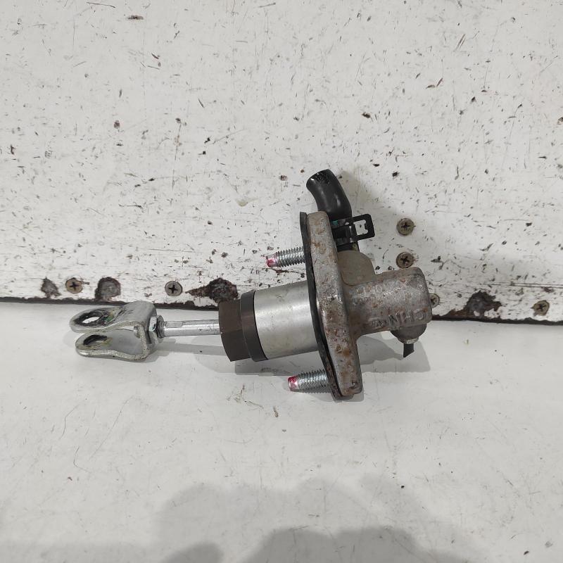 clutch master cylinder