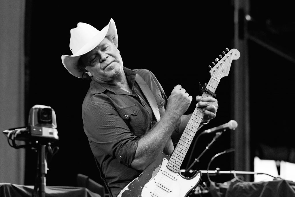 210228 Midnight Oil - Sirromet Winery - Mitch Lowe Photo-1555
