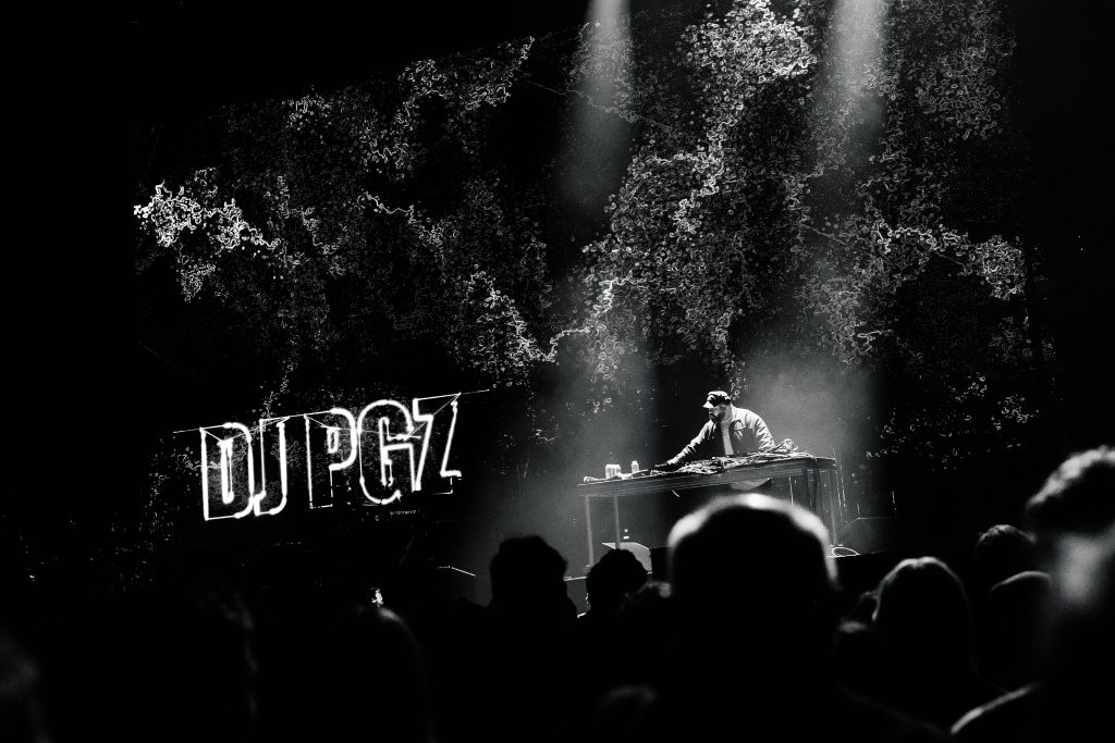 260811_MitchLowePhoto_DJPGZ_RodLaverArena-31