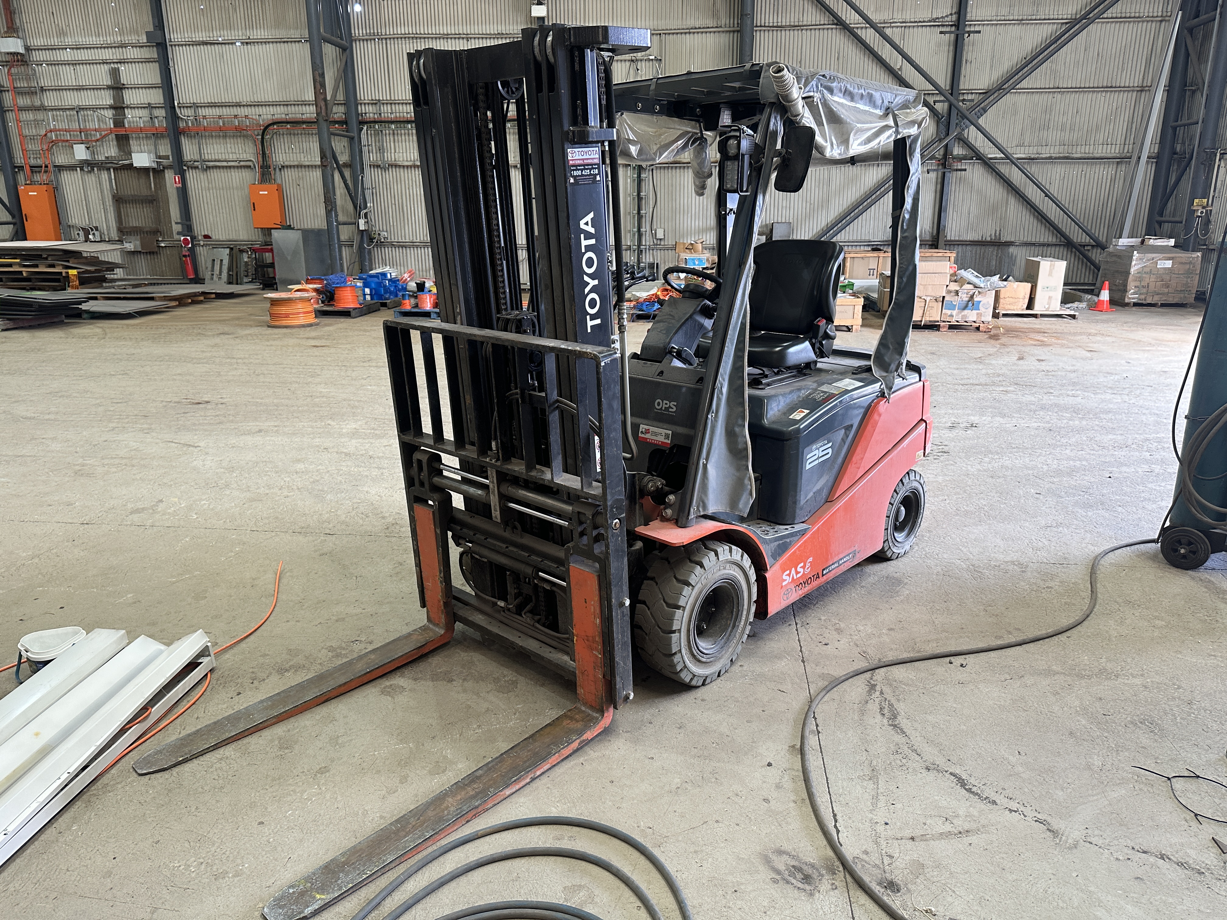 405 · 2023 Toyota 8FBN25 Electric Forklift (with charger)