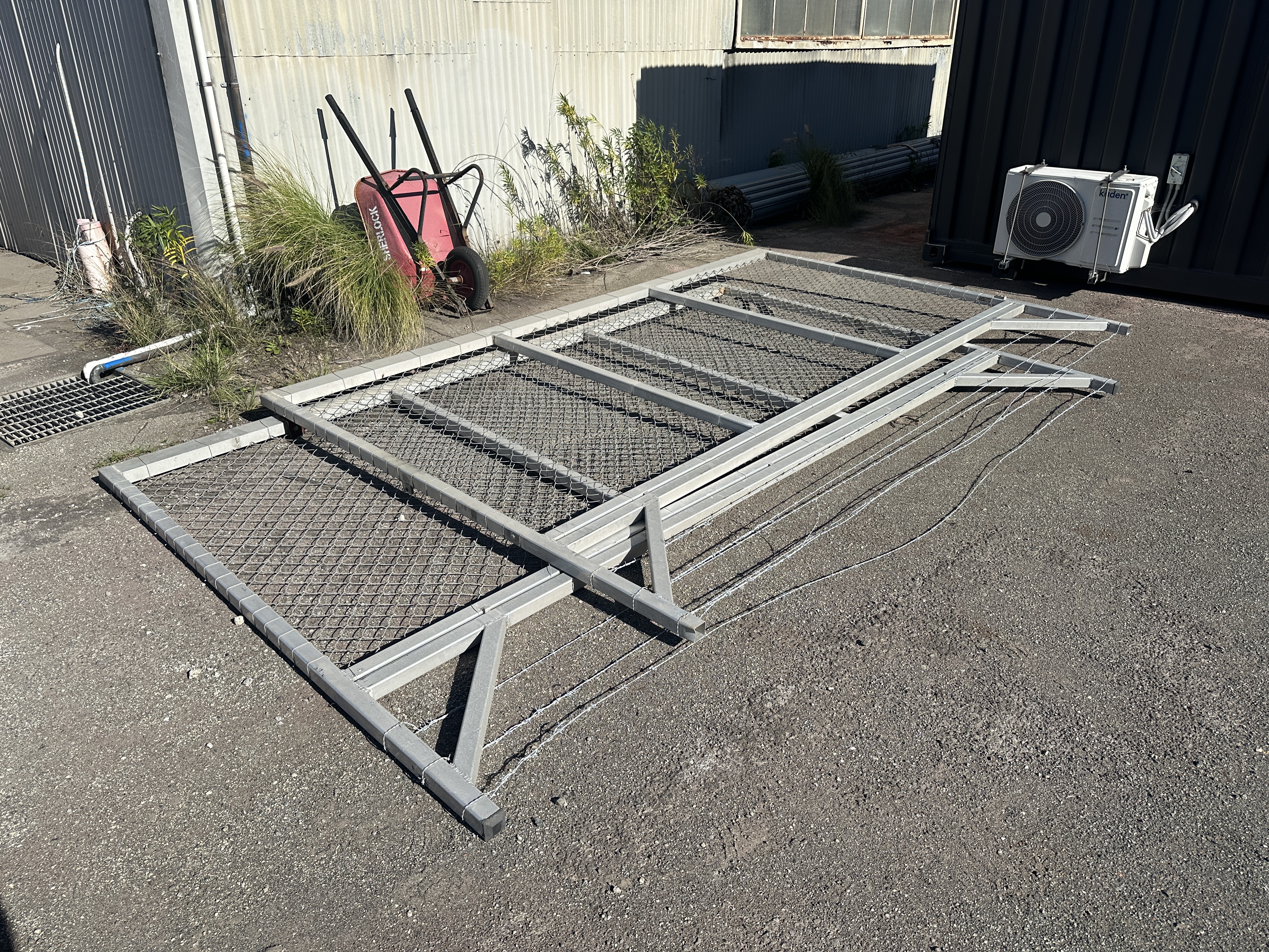 1 Pair Chainlink Aluminum Gates With Barbwire *Unreserved*
