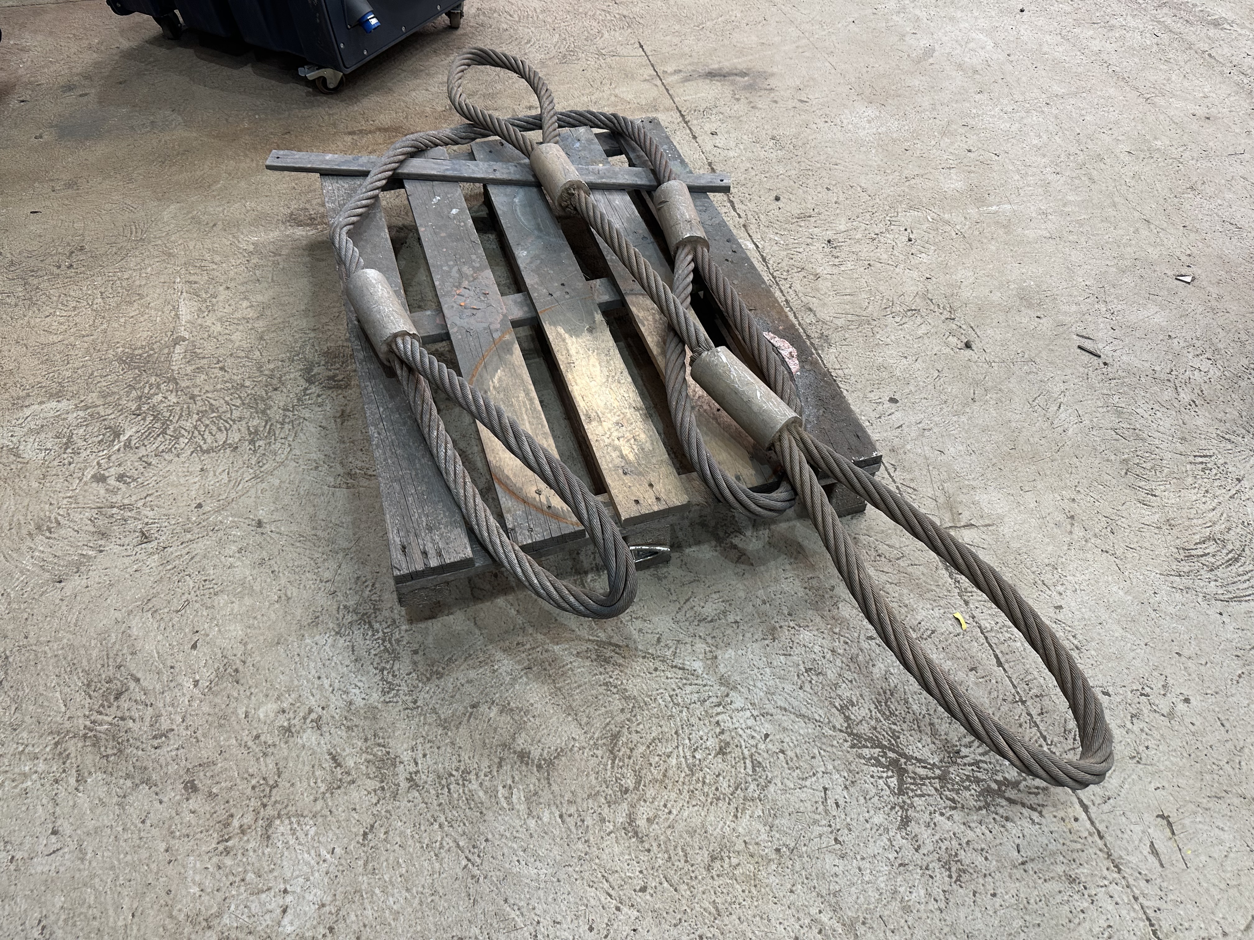 2x Steel rope slings *Unreserved*