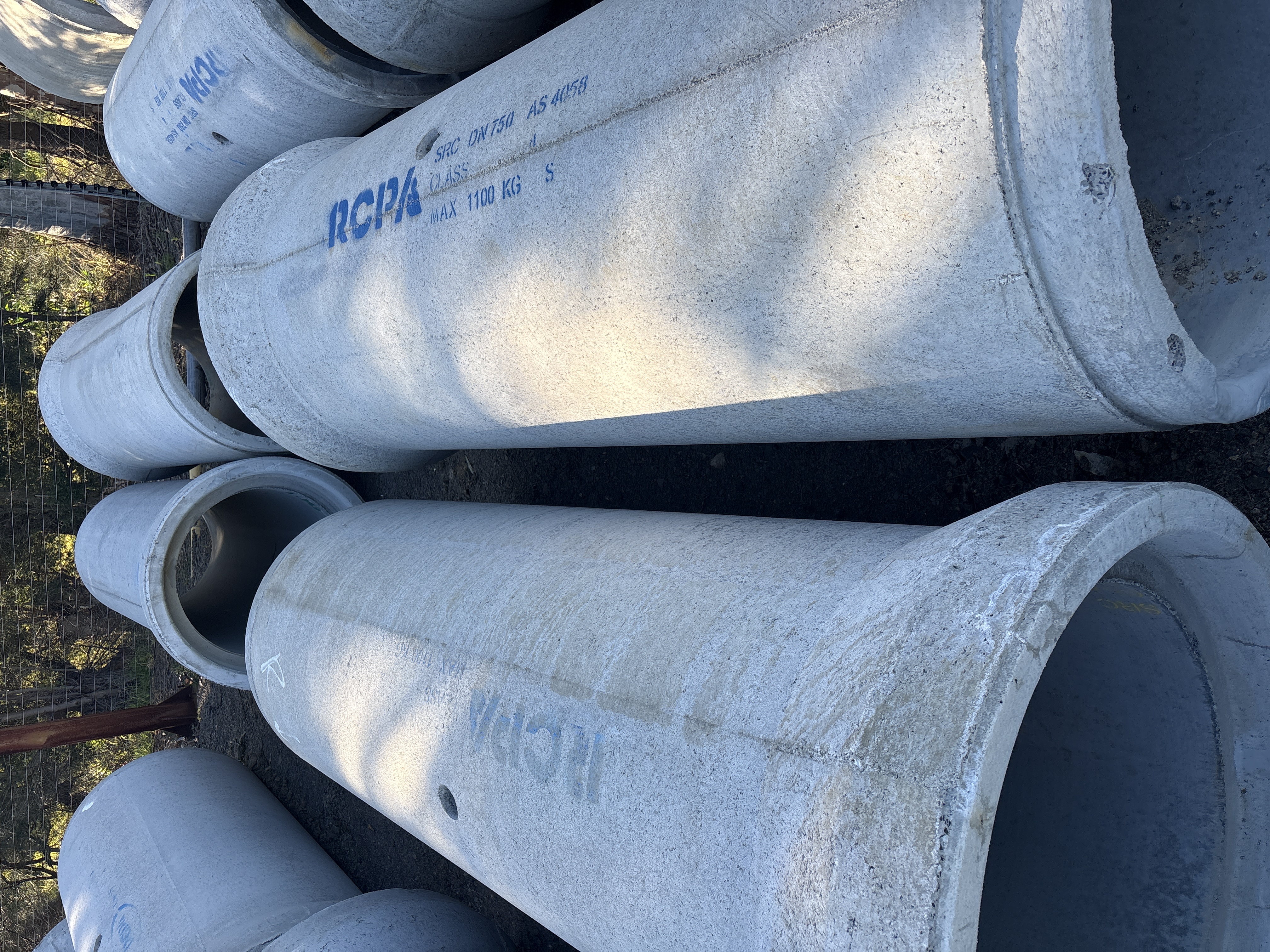 4x RCPA SRC DN750 Class 4 concrete pipes
