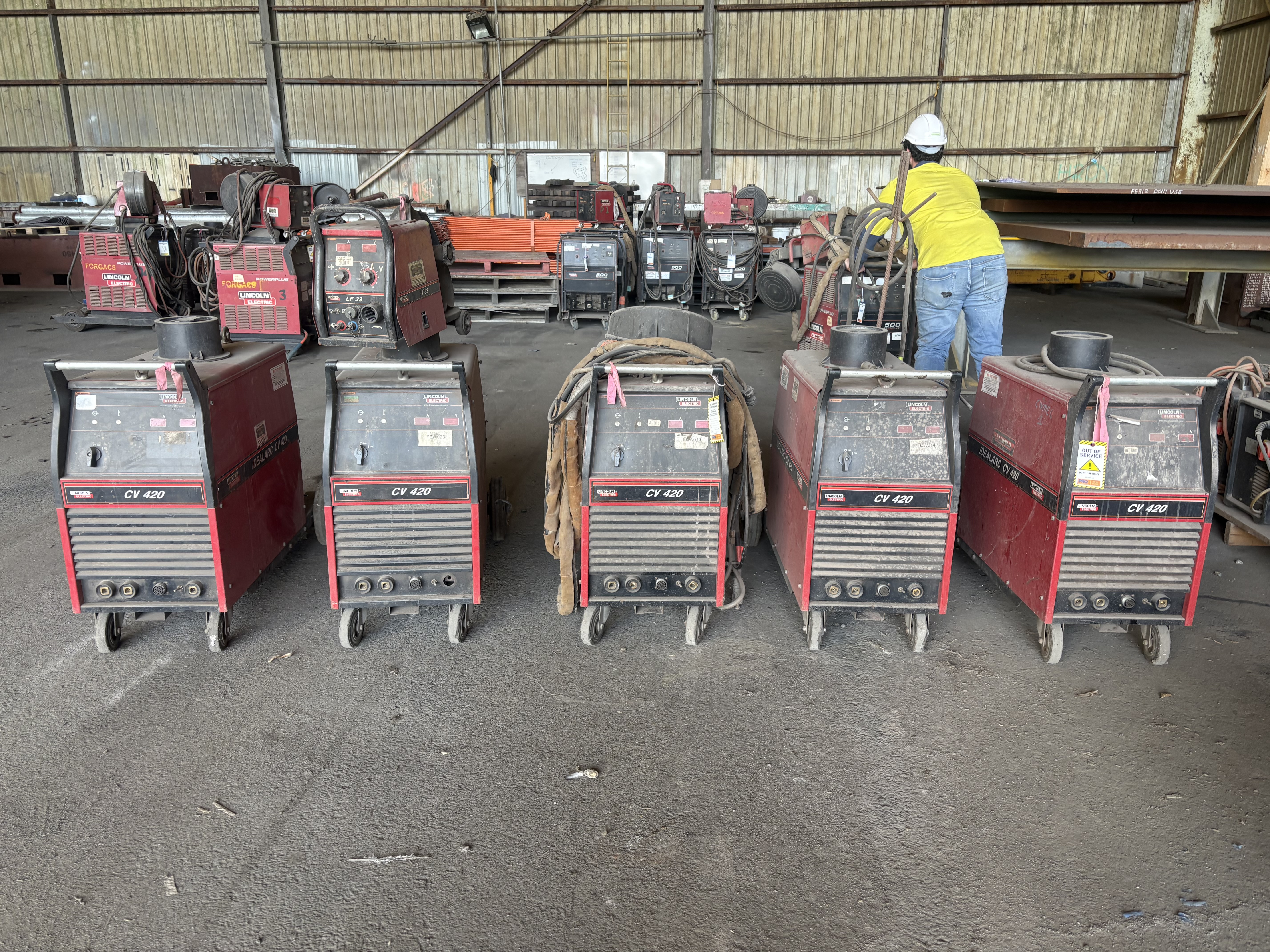 414 · 5x Lincoln Electrics Welders