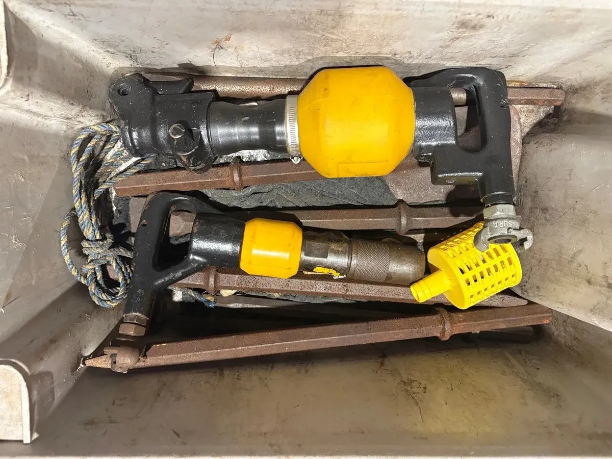 x2 Pneumatic chisels
