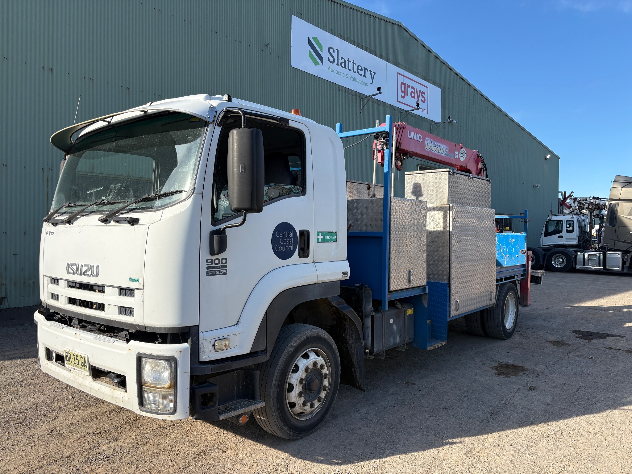 104 · 2011 Isuzu FTR 900 Long 4x2 Crane Truck (Ex-Council)