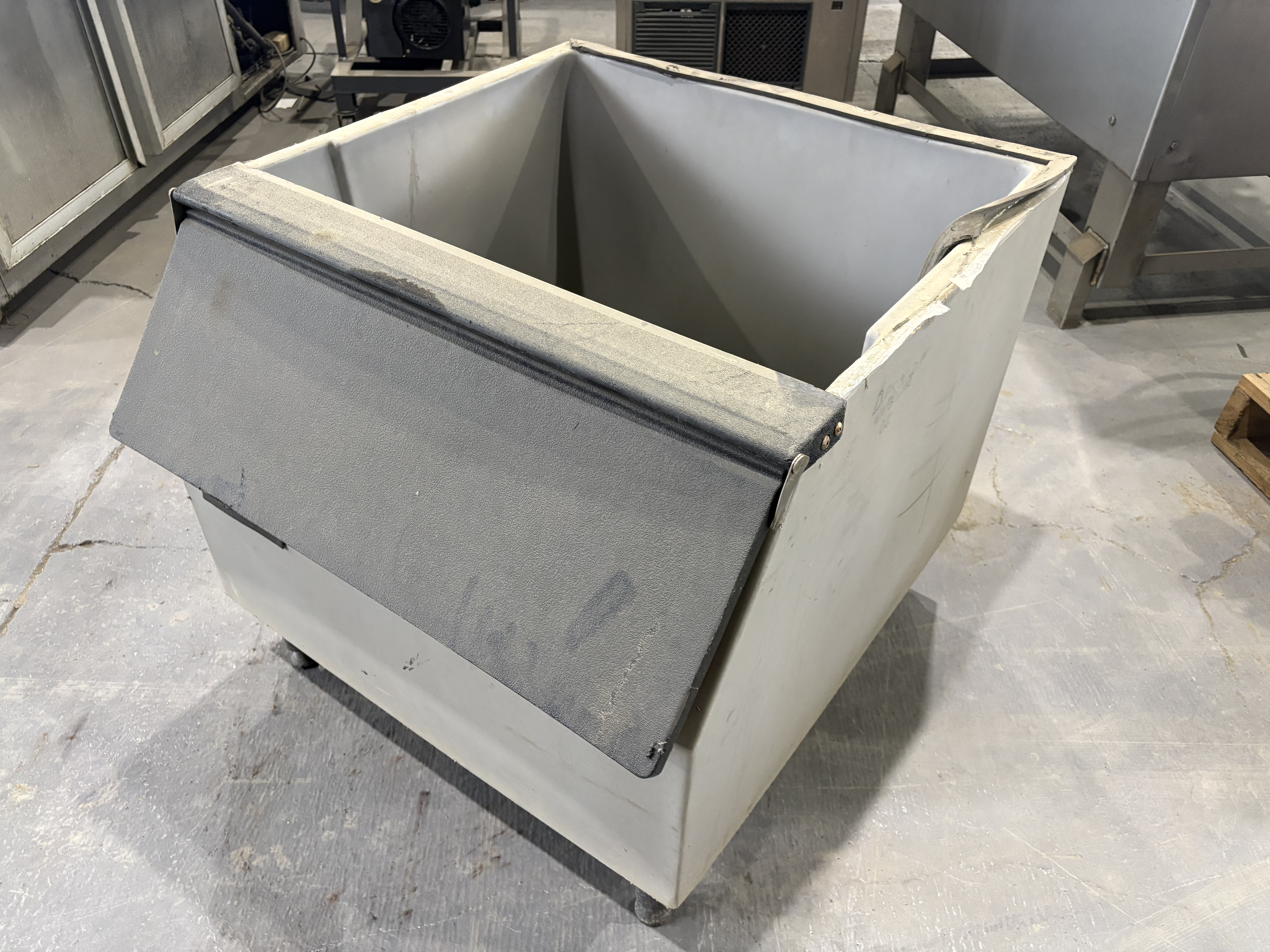 Plastic ice bucket