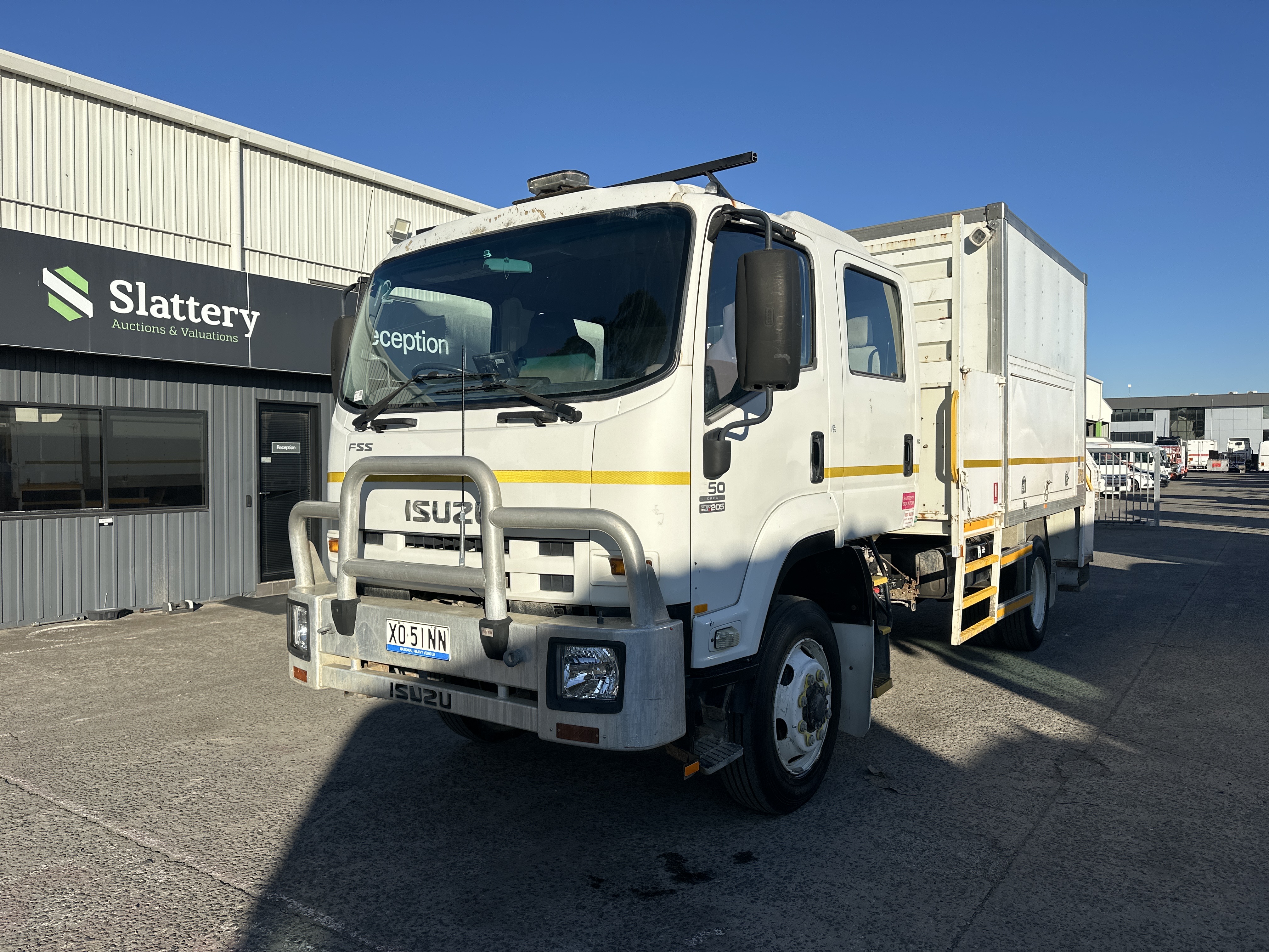 18 · 2008 ISUZU FSS 550 Crew  4x4 Service Truck
