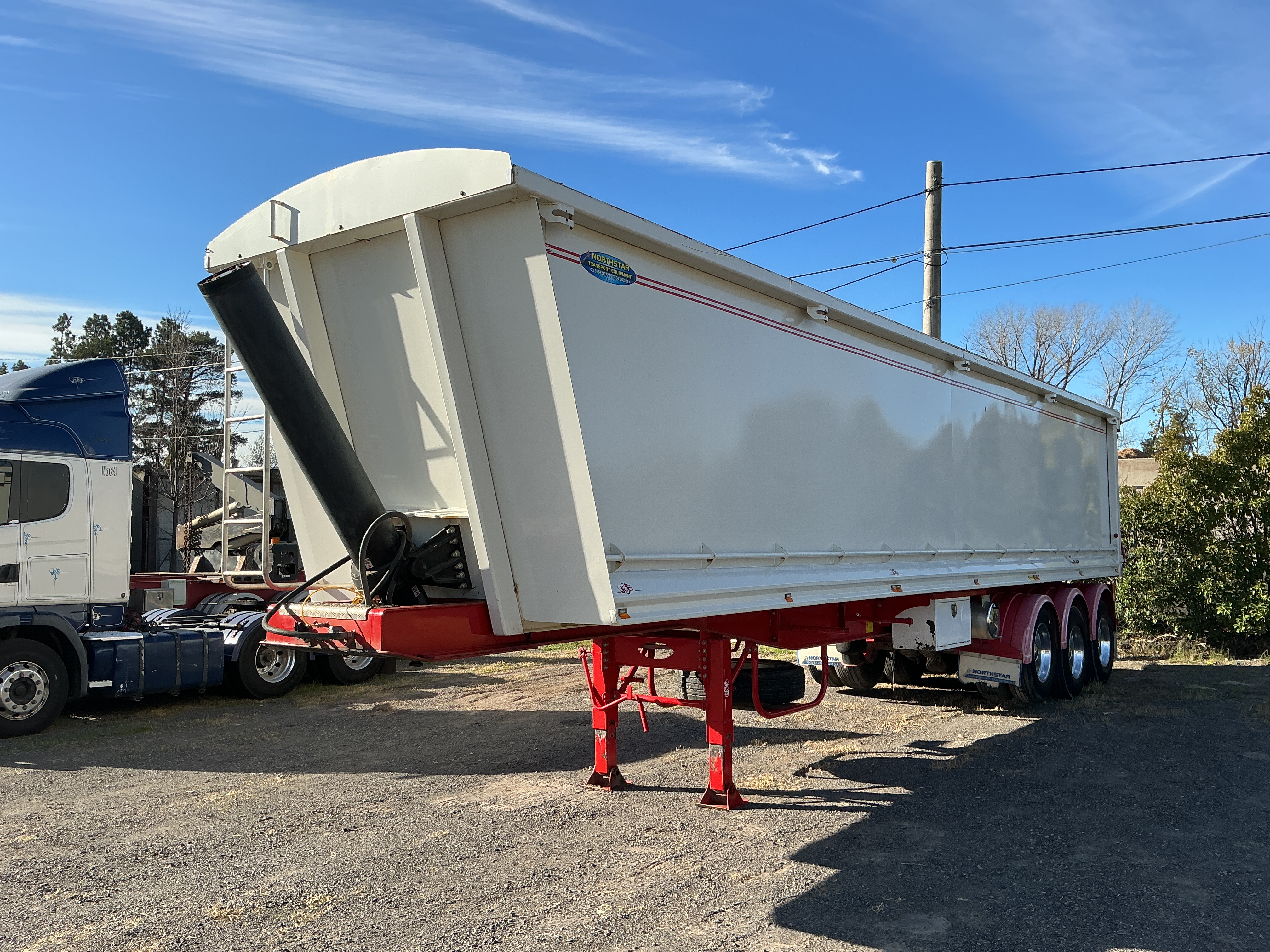 8 · 2015 North Star Tri-Axle Tipper Trailer