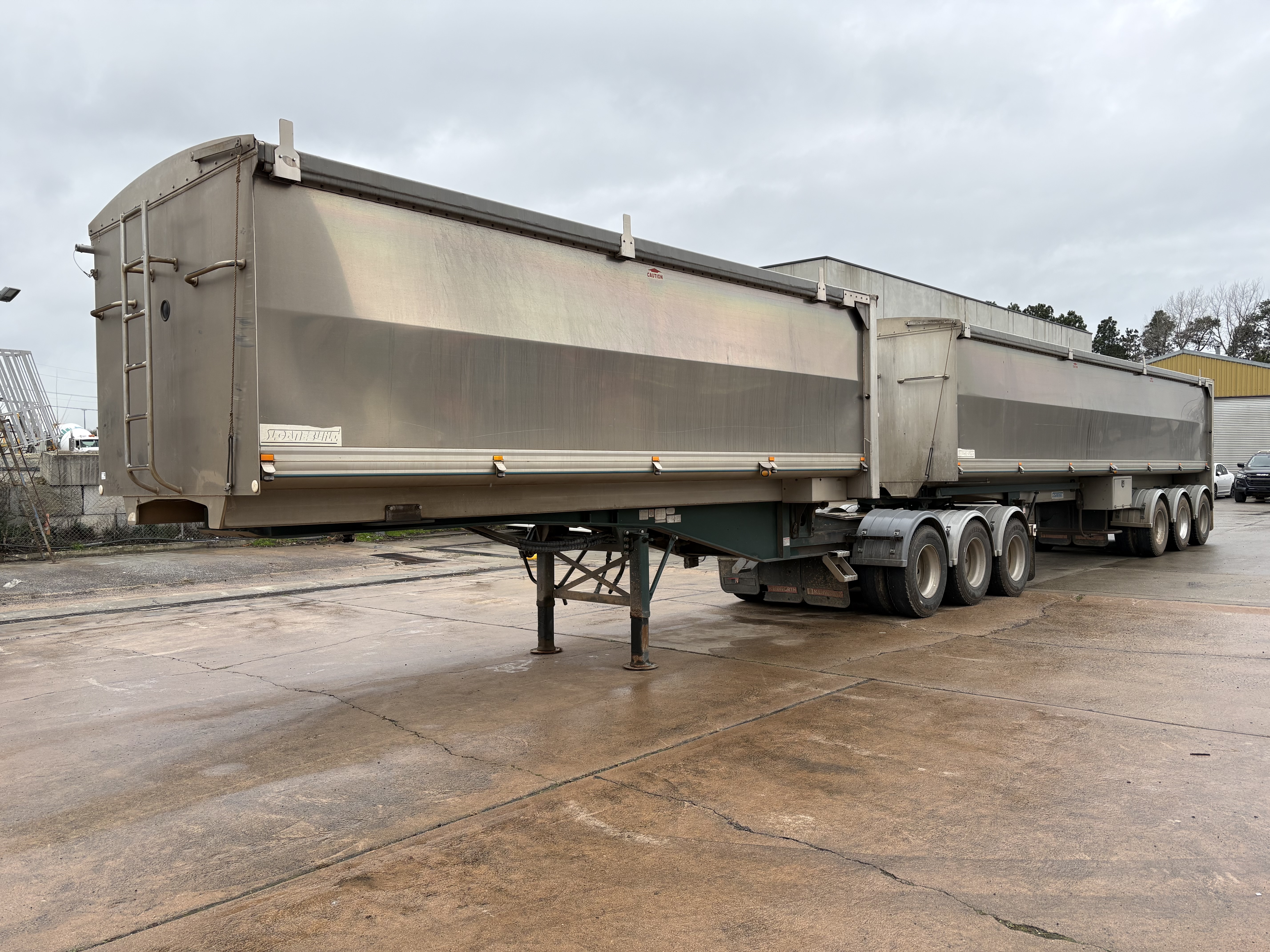 9 · 2009 Sloanbuilt Tri-Axle B Double Grain Tipper Combination