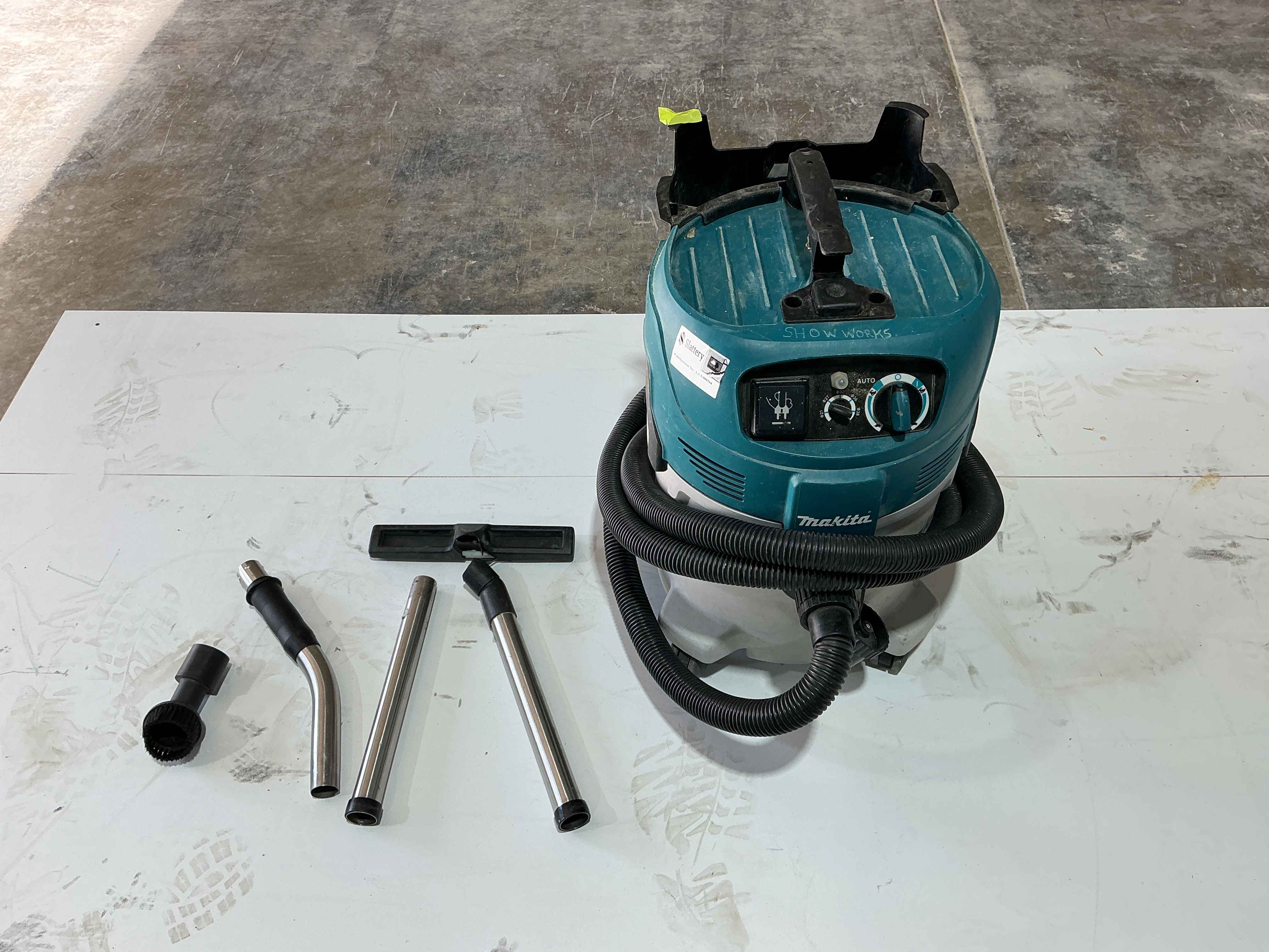 12 · Makita Wet/Dry Vacuum