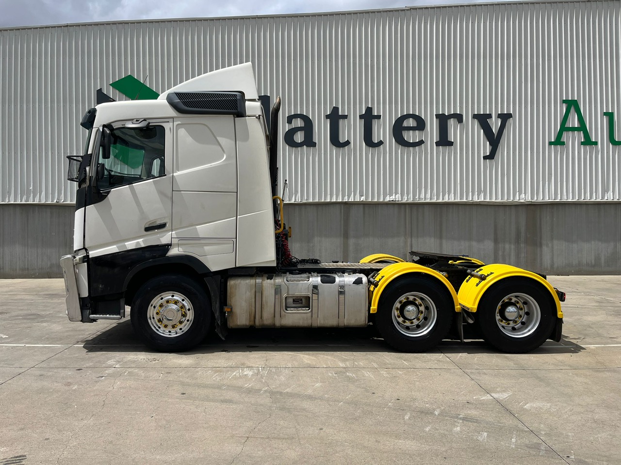 14 · 2015 Volvo FH 6x4 Prime Mover