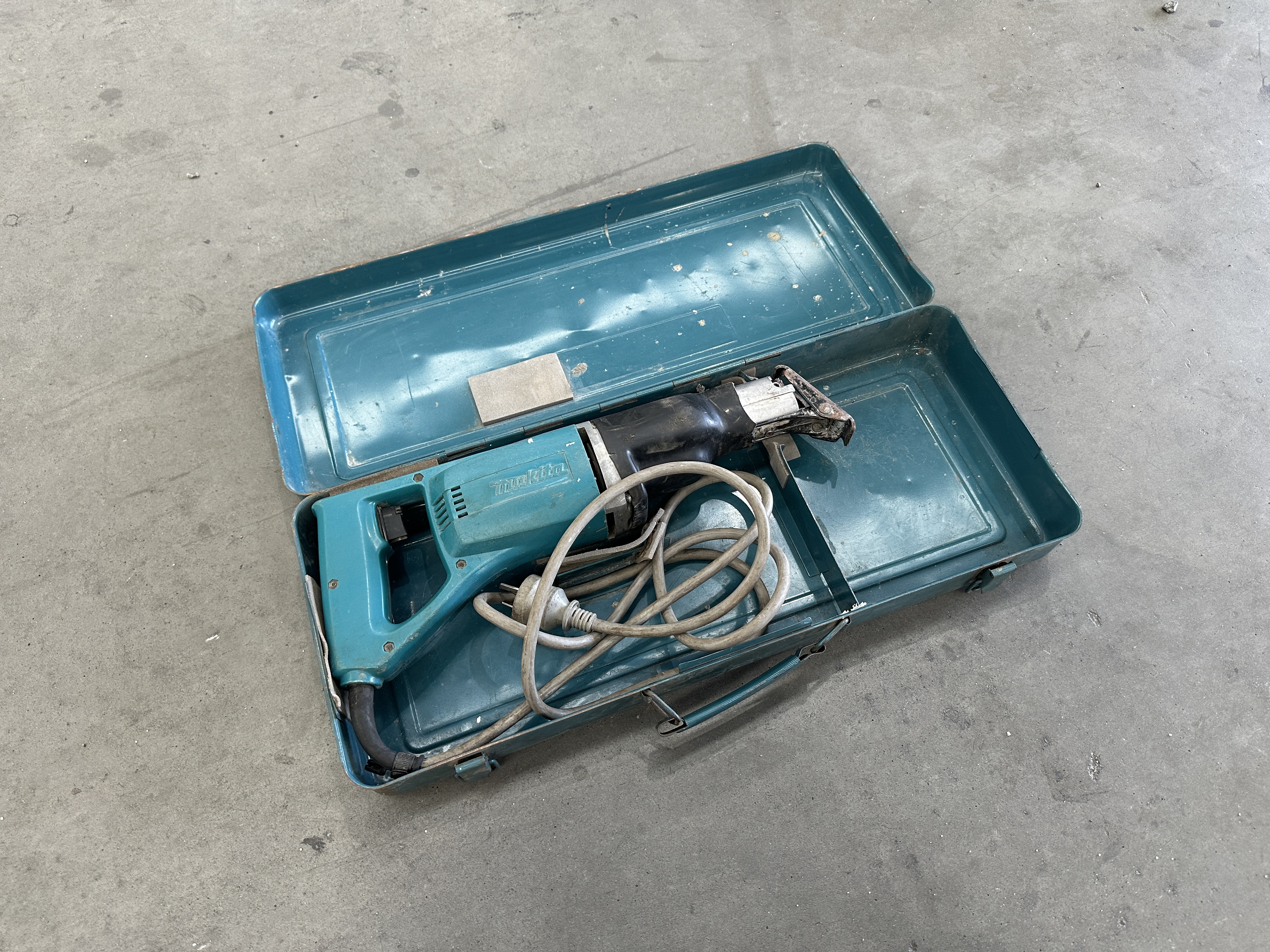 1 · 1 x Makita Reciprocating Saw