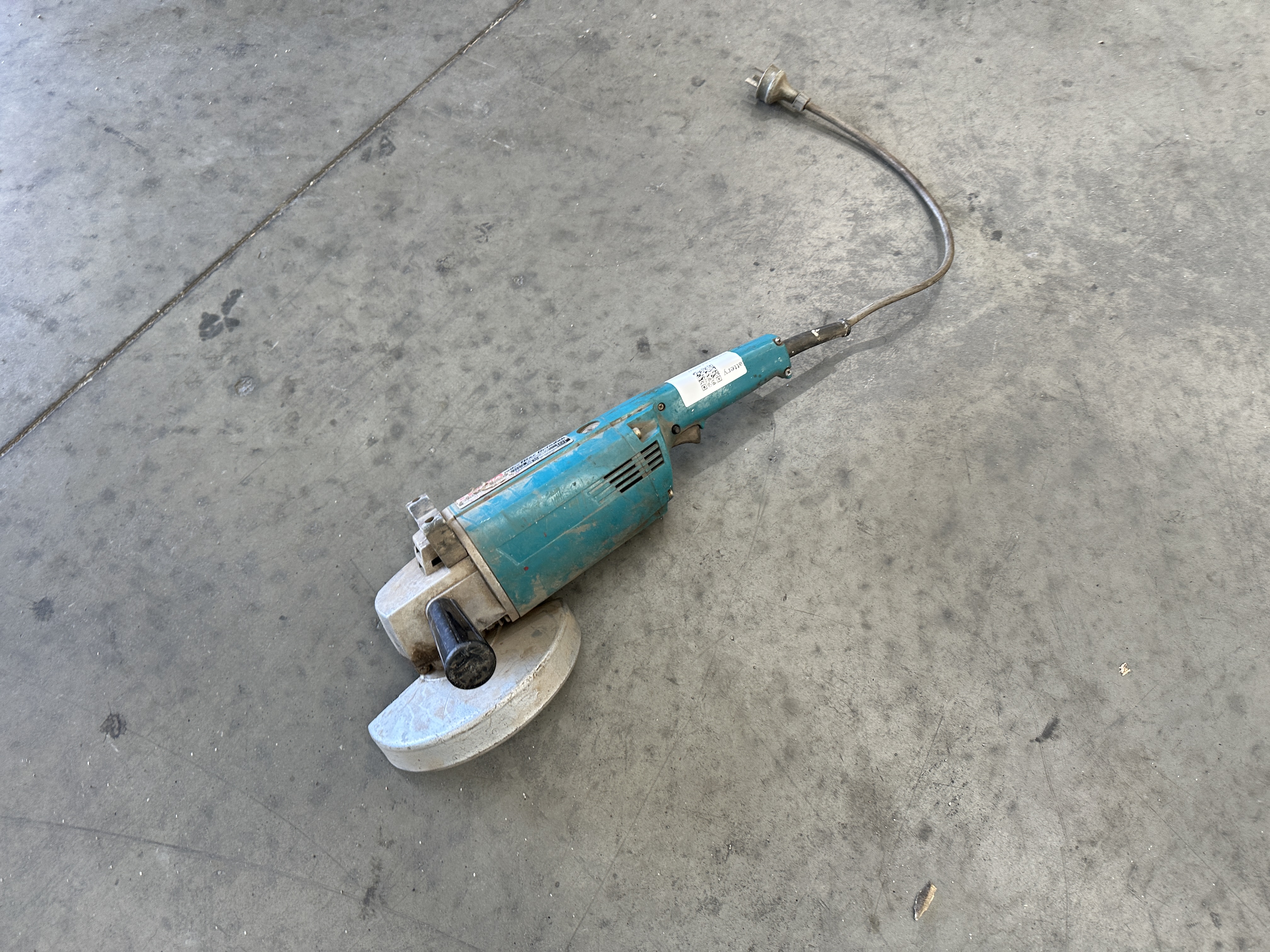 2 · 1 x Makita 180mm Grinder