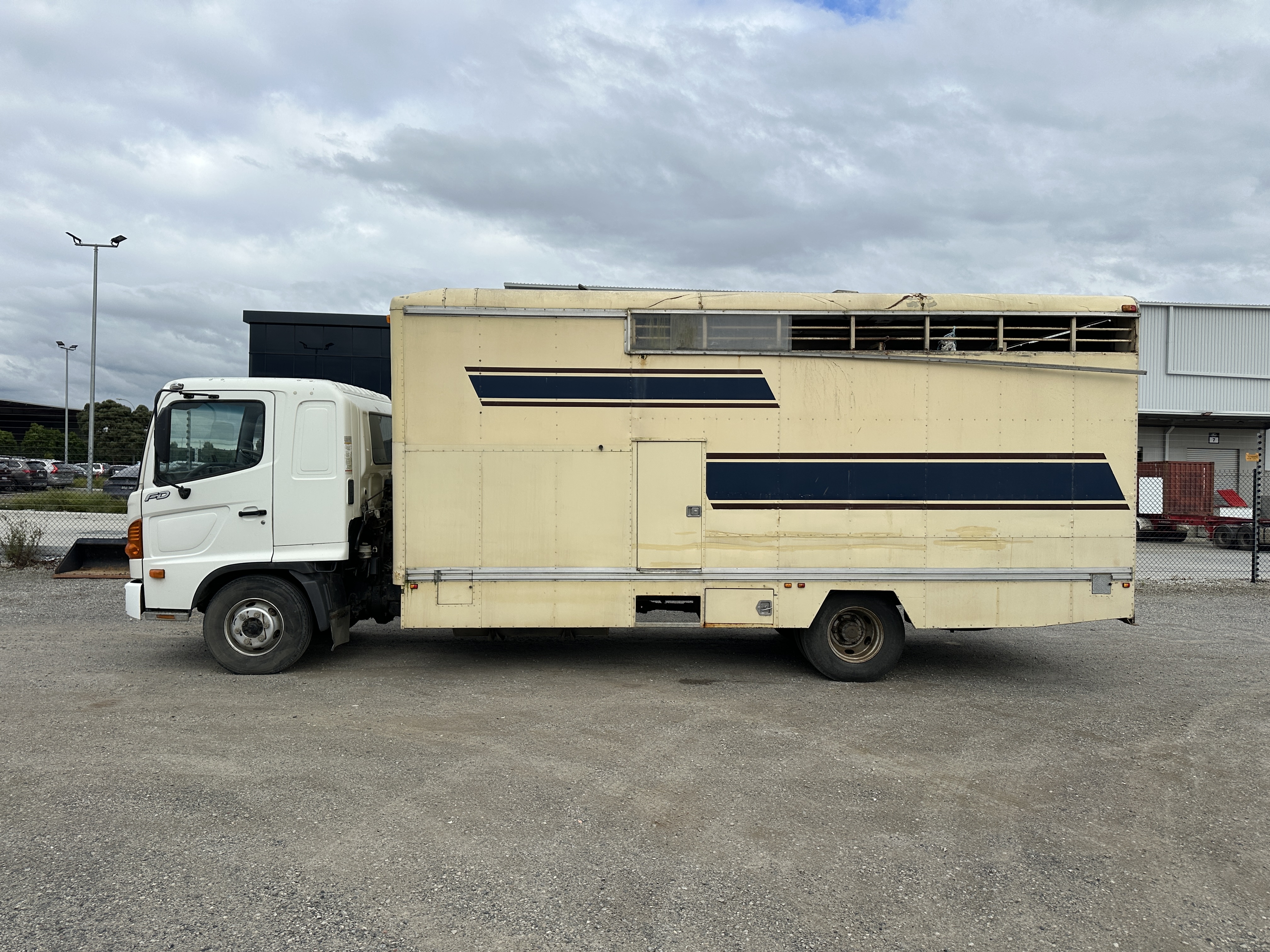 1 · 2004 Hino FD500 4x2 6 Berth Horse Float