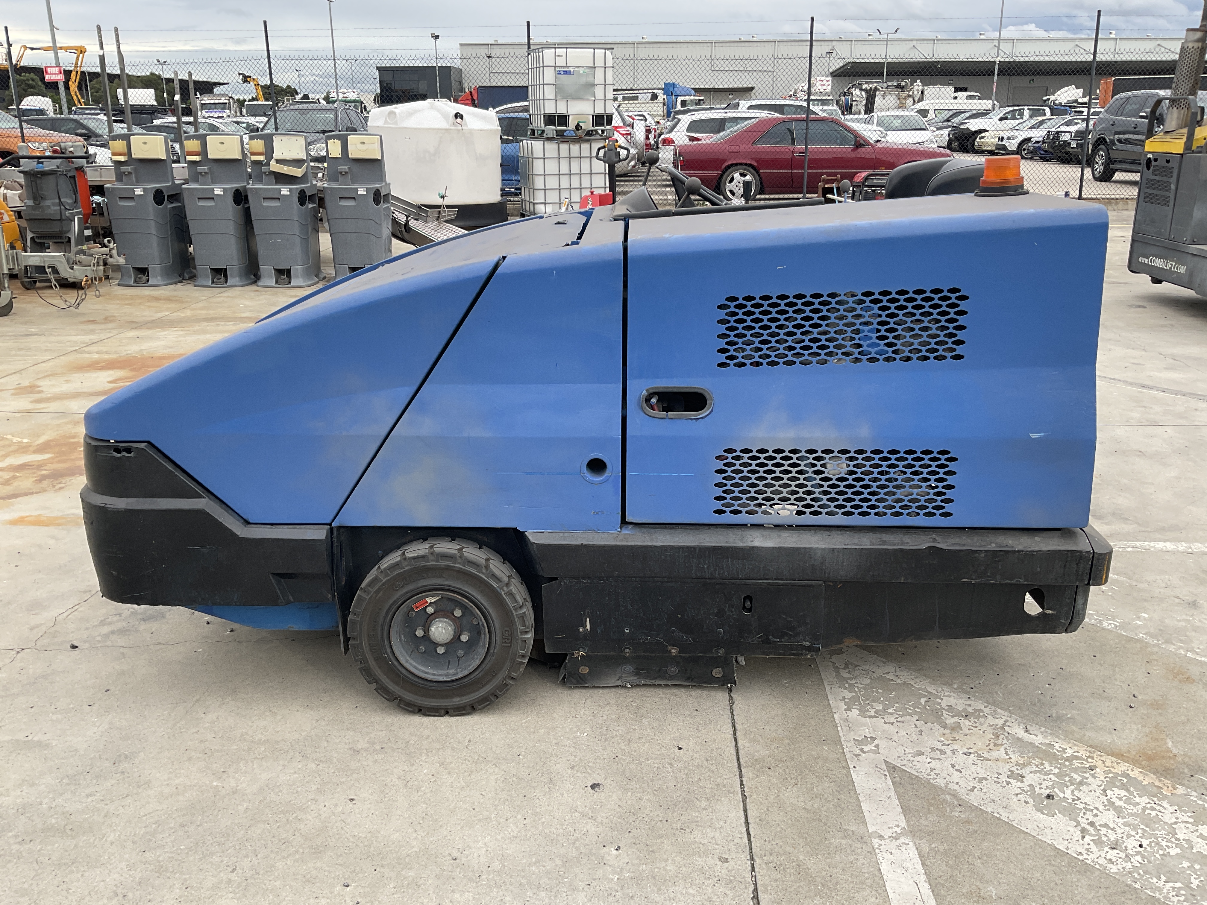 18 · 2000 American Lincoln 578-610 Ride On Sweeper