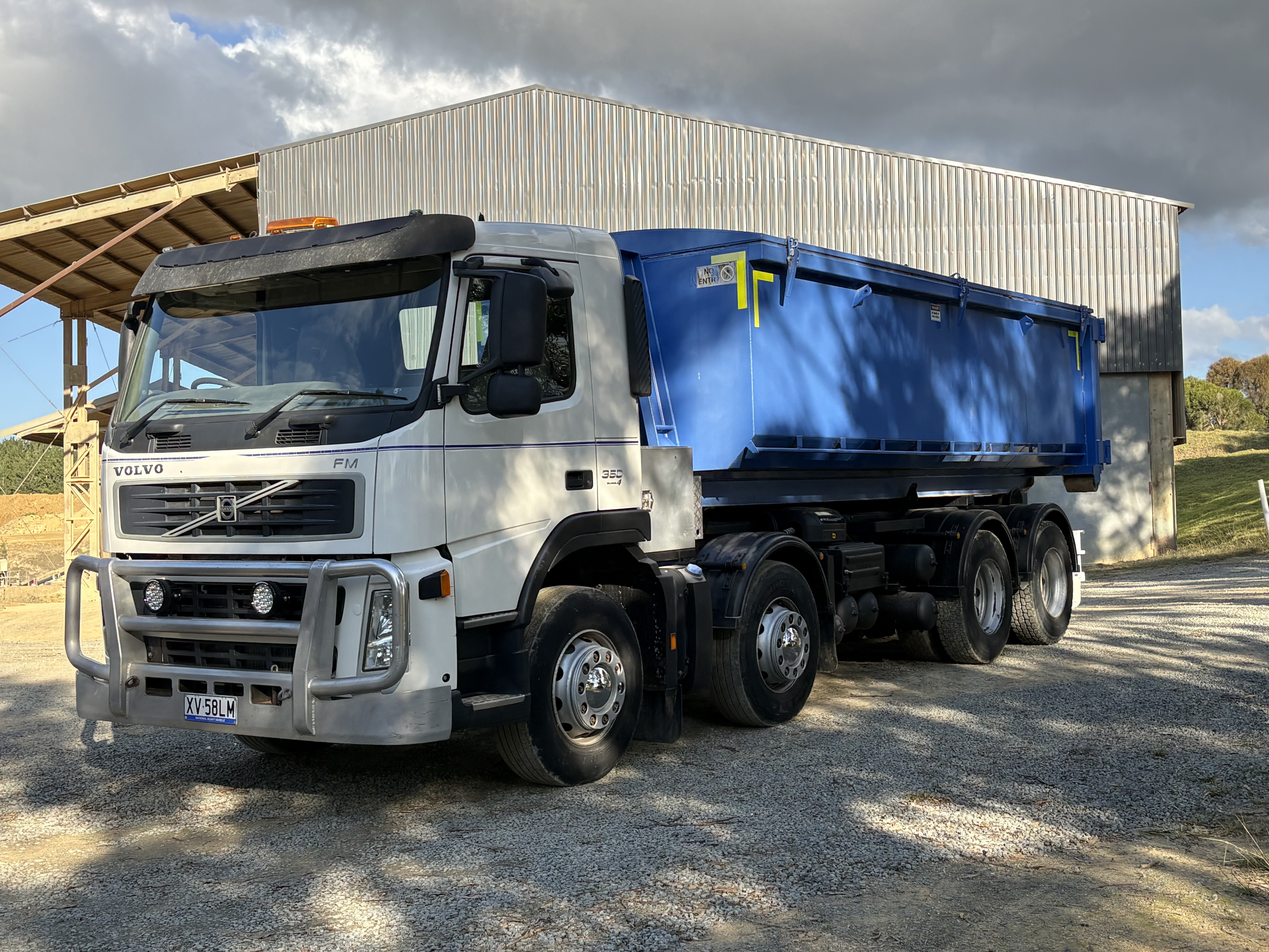 1 · 2010 Volvo FM 350 8x4 Hook Bin Truck