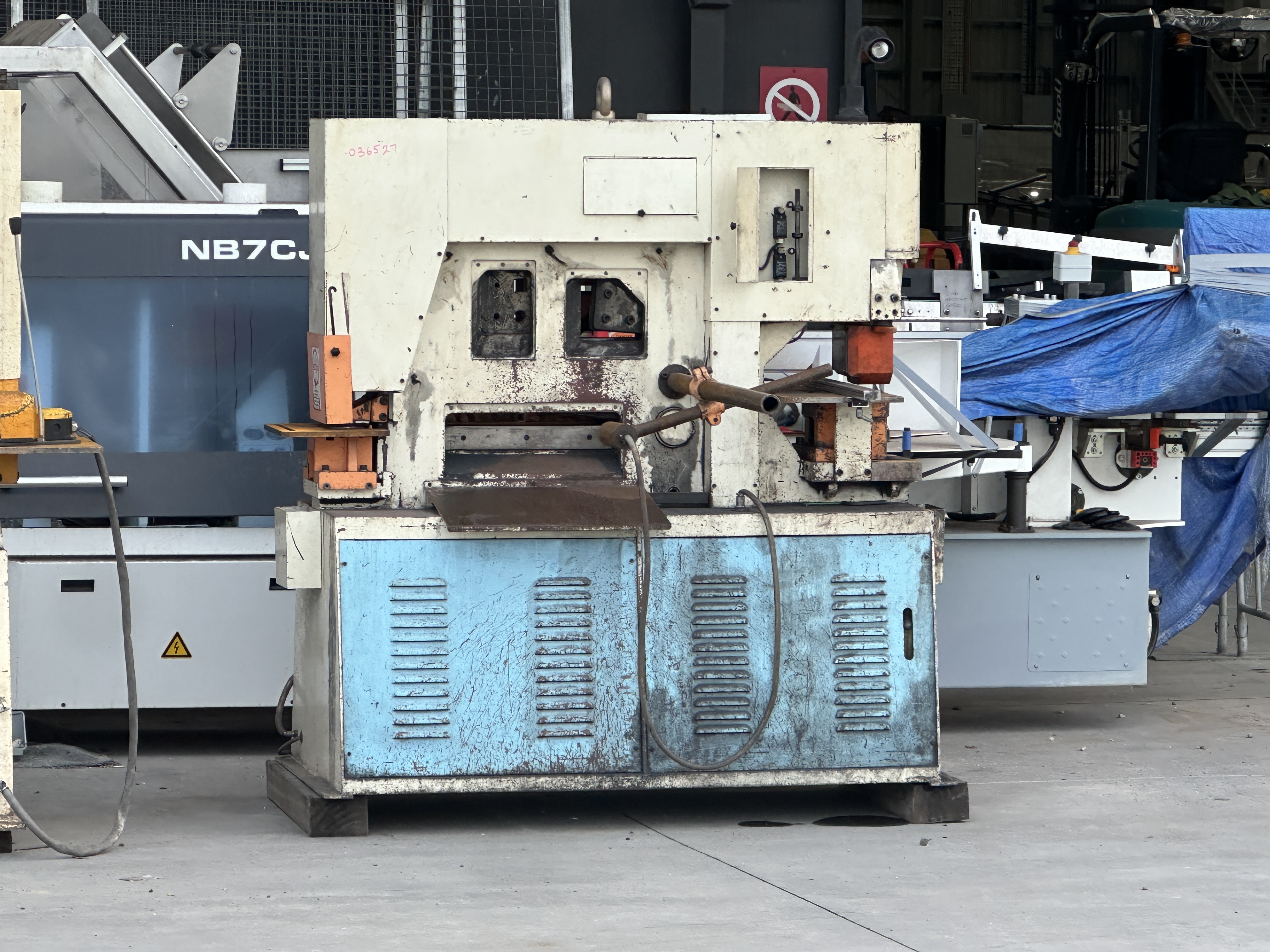 1999 Sunrise IW-700 Hydraulic Punching Machine