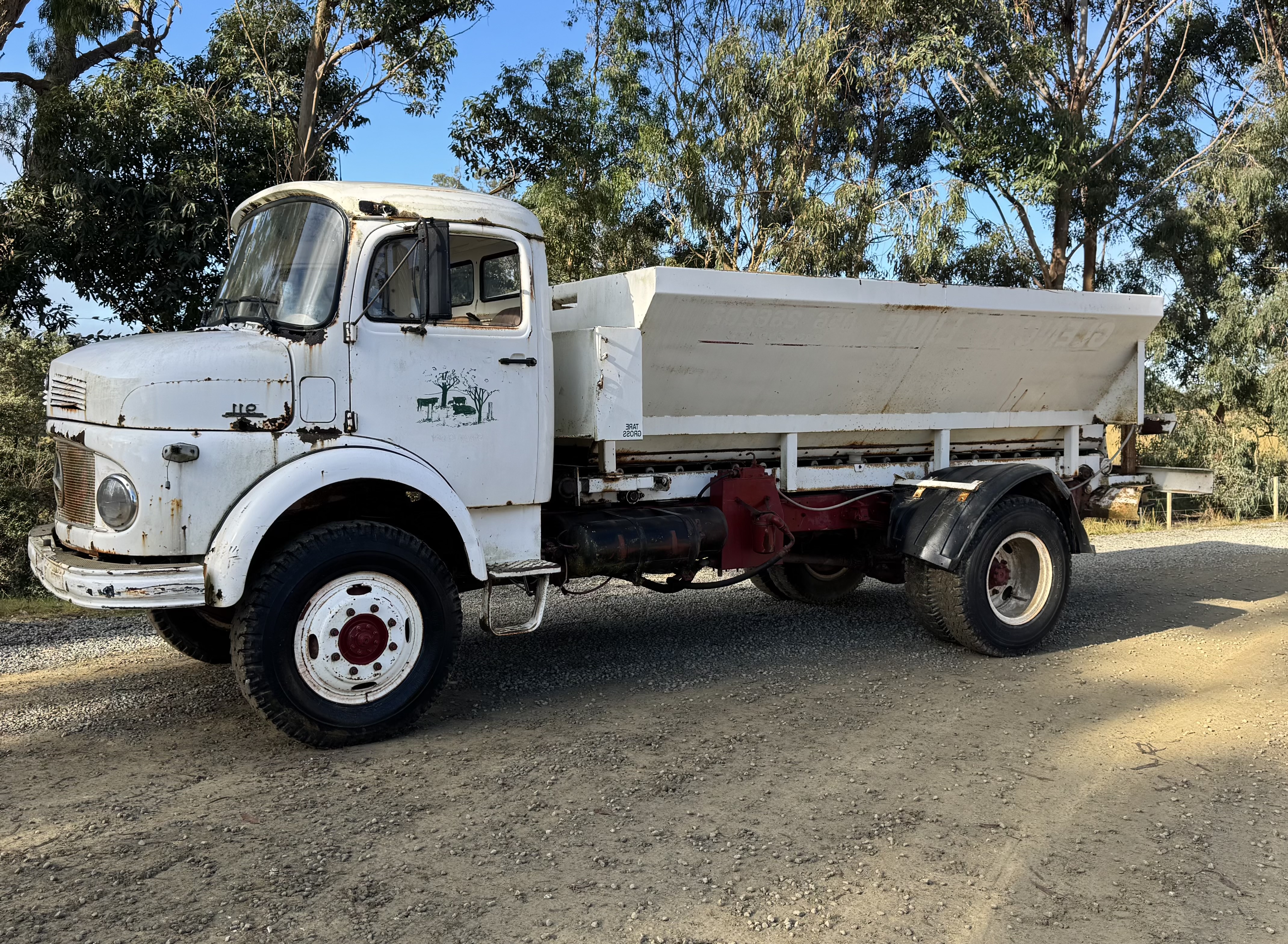 4 · 1986 Mercedes Benz 911 4X4 Fertiliser Spreader Truck