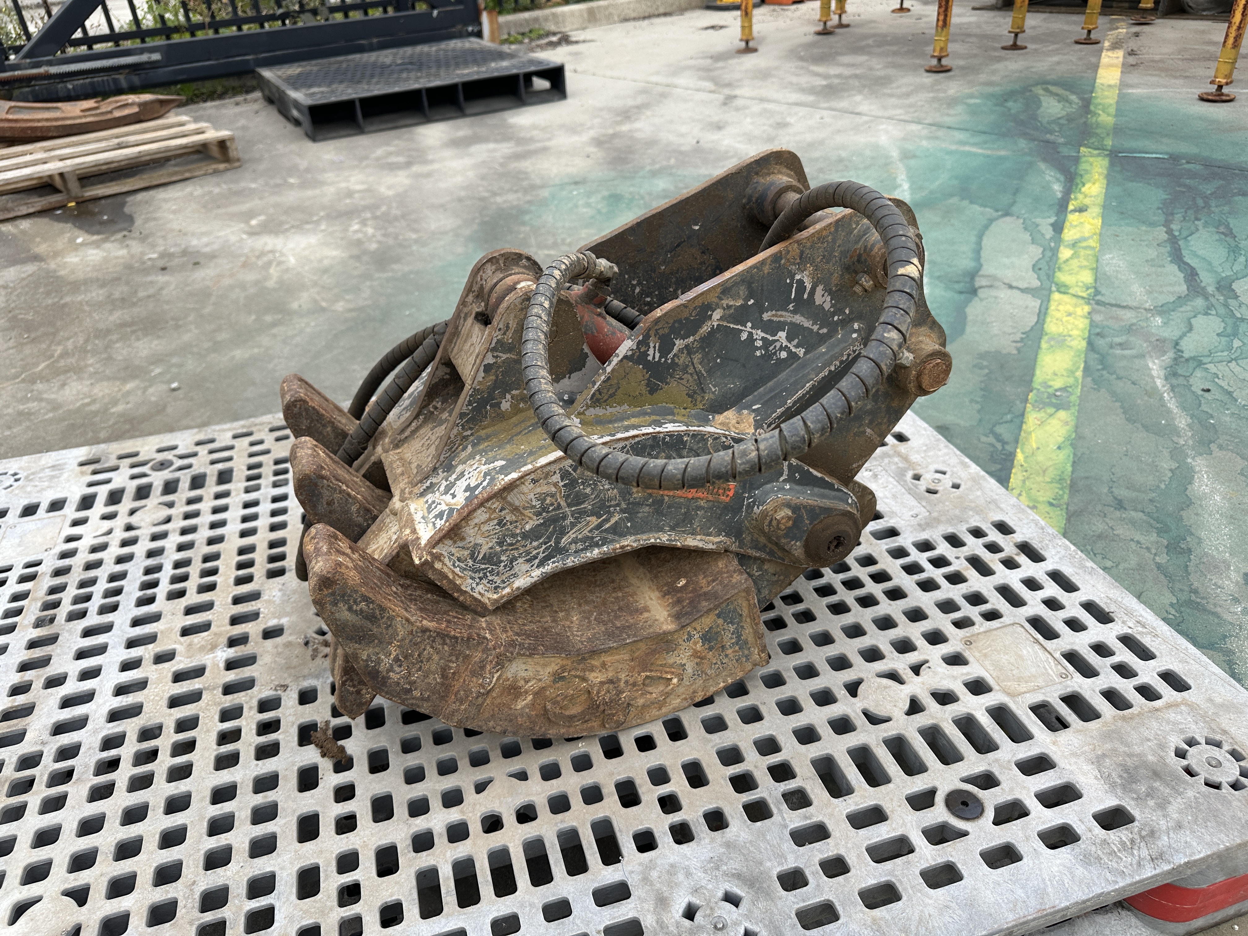 2018 SLE TB016 Hydraulic Grapple Attachment