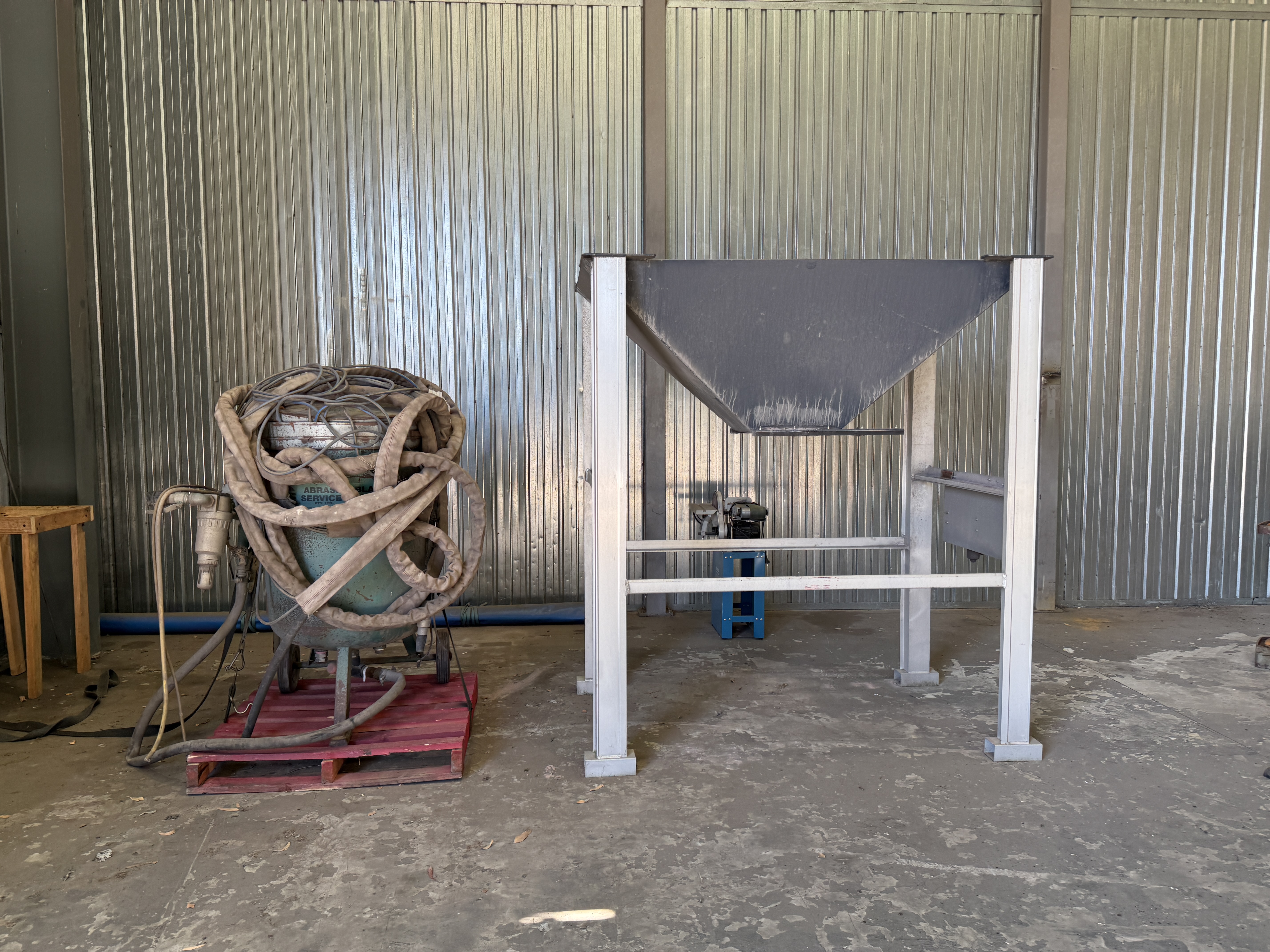 Sand Blasting Pot with Hopper Bin