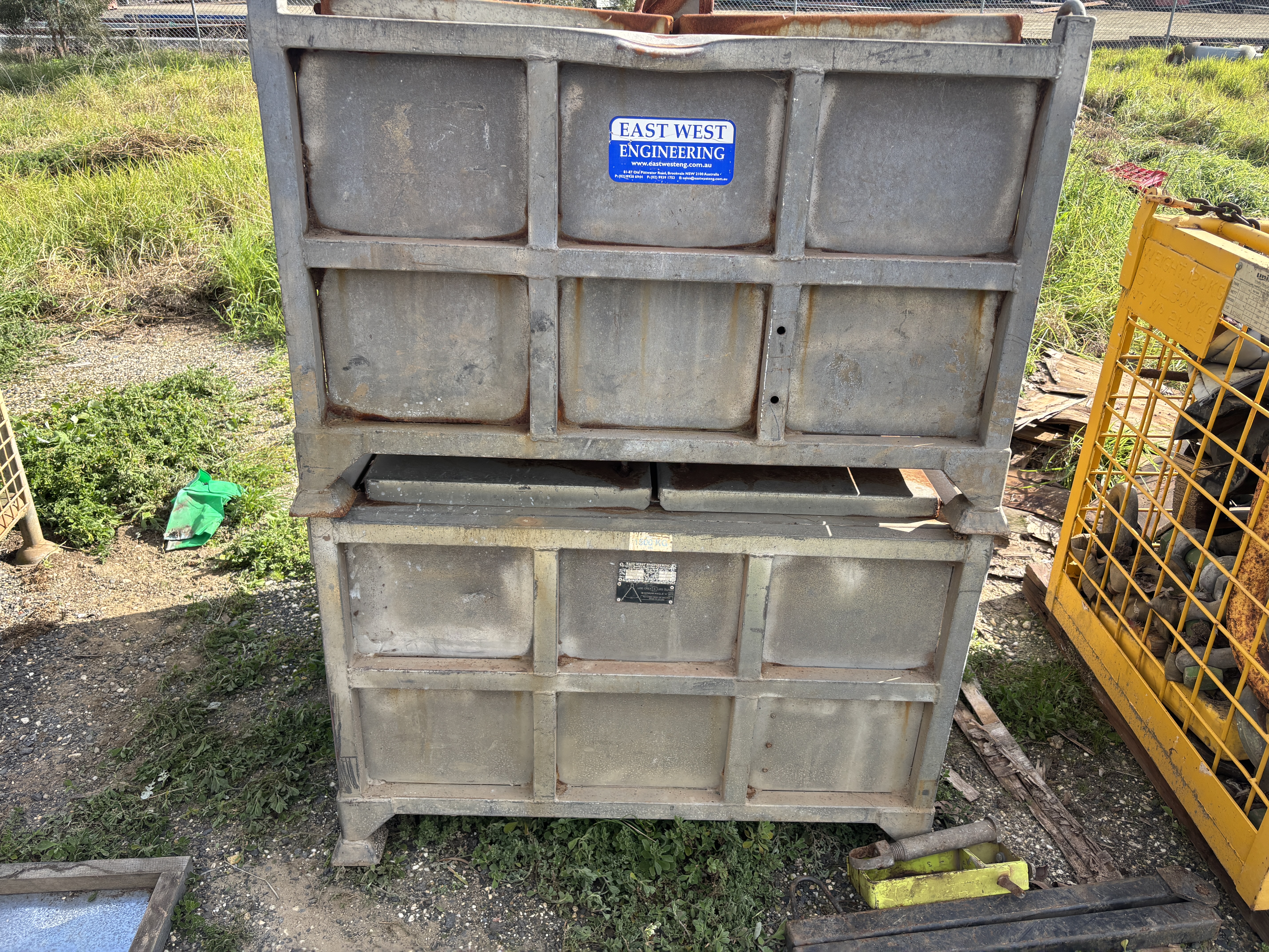 9 · 2 X Metal Stillage inc Slings