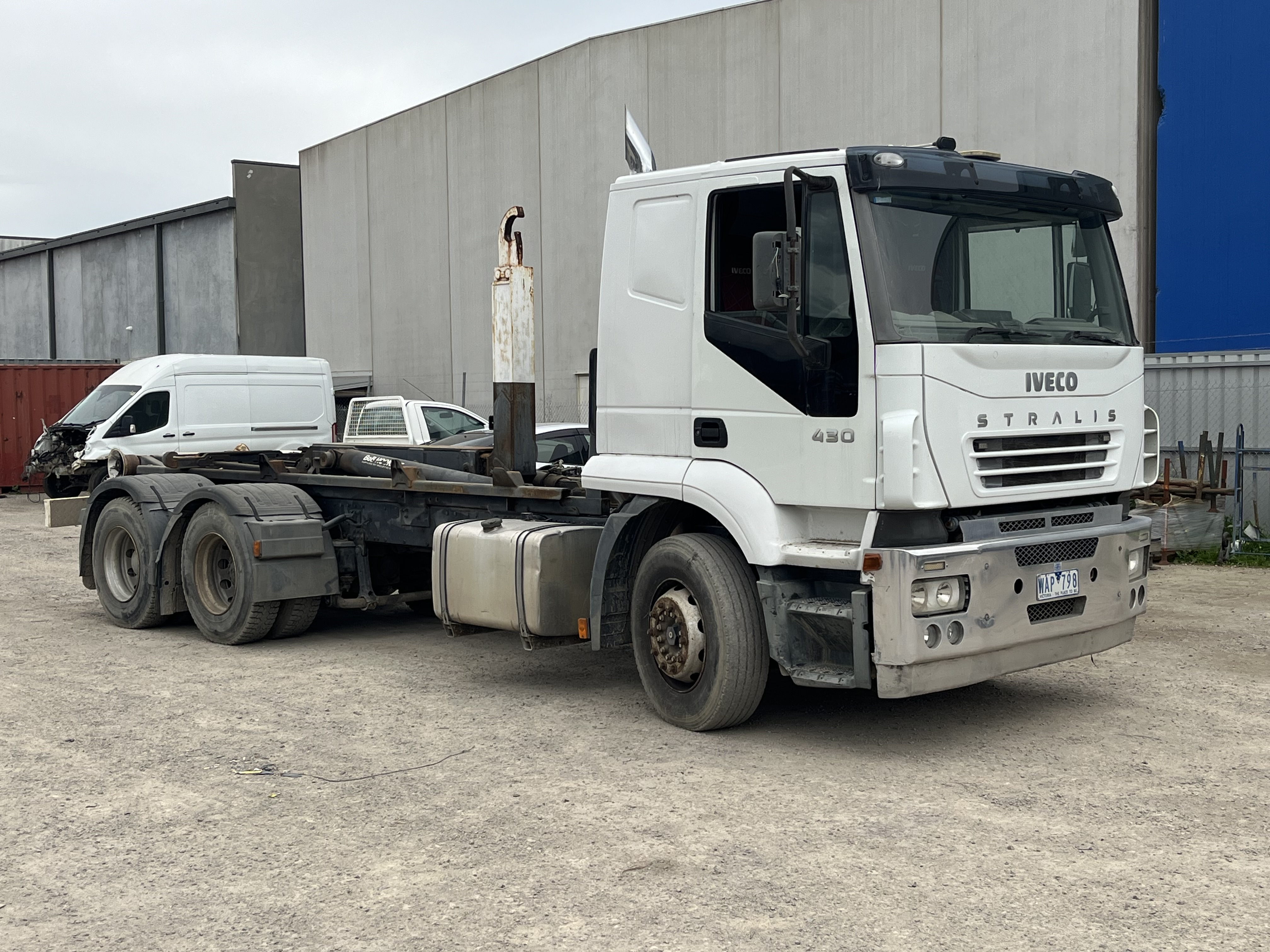 2 · 2006 Iveco Stralis ATi 435   6x4 Hook Bin