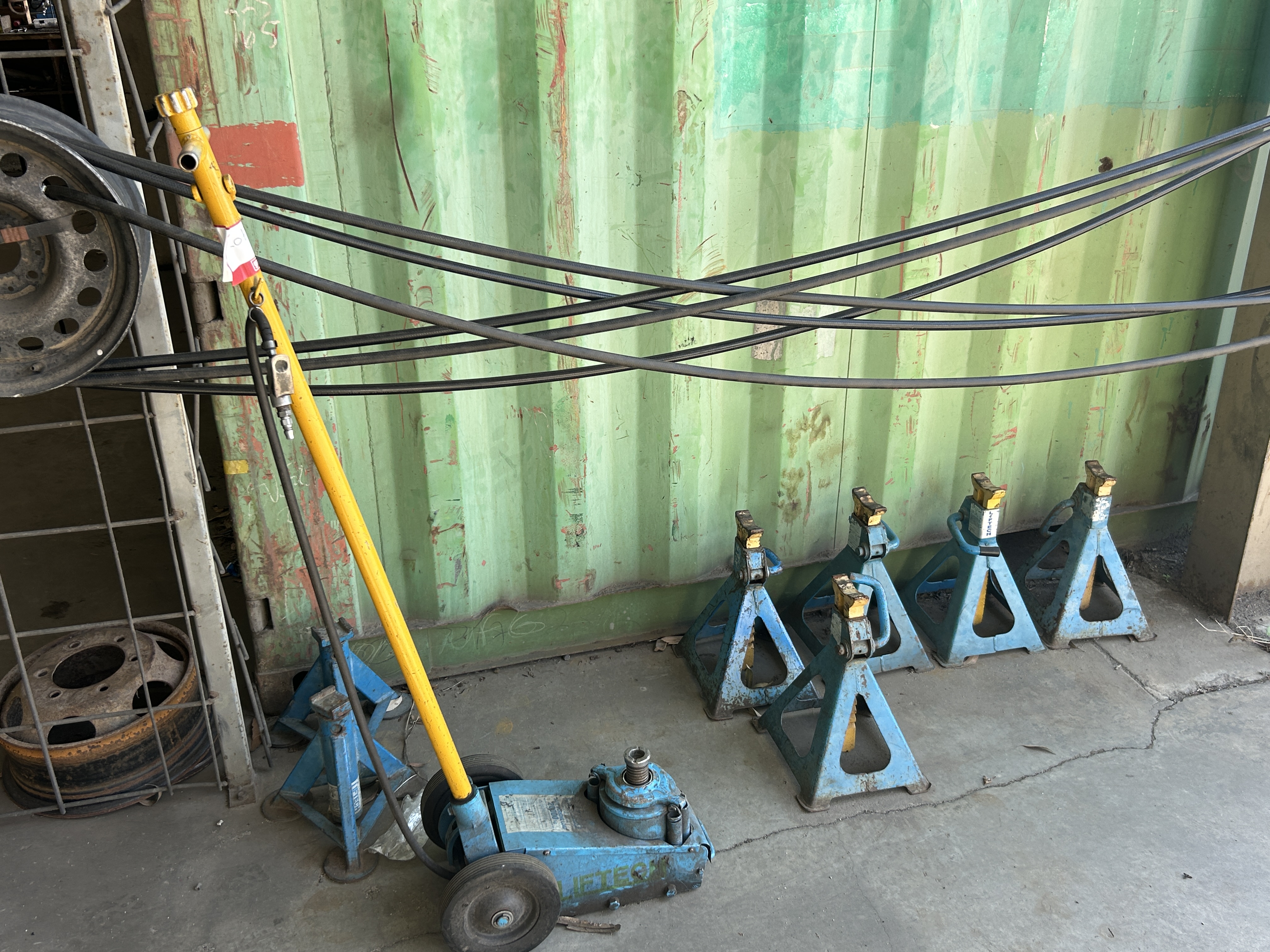 Qty of Jack Stands & Heavy Duty Hydraulic Jack