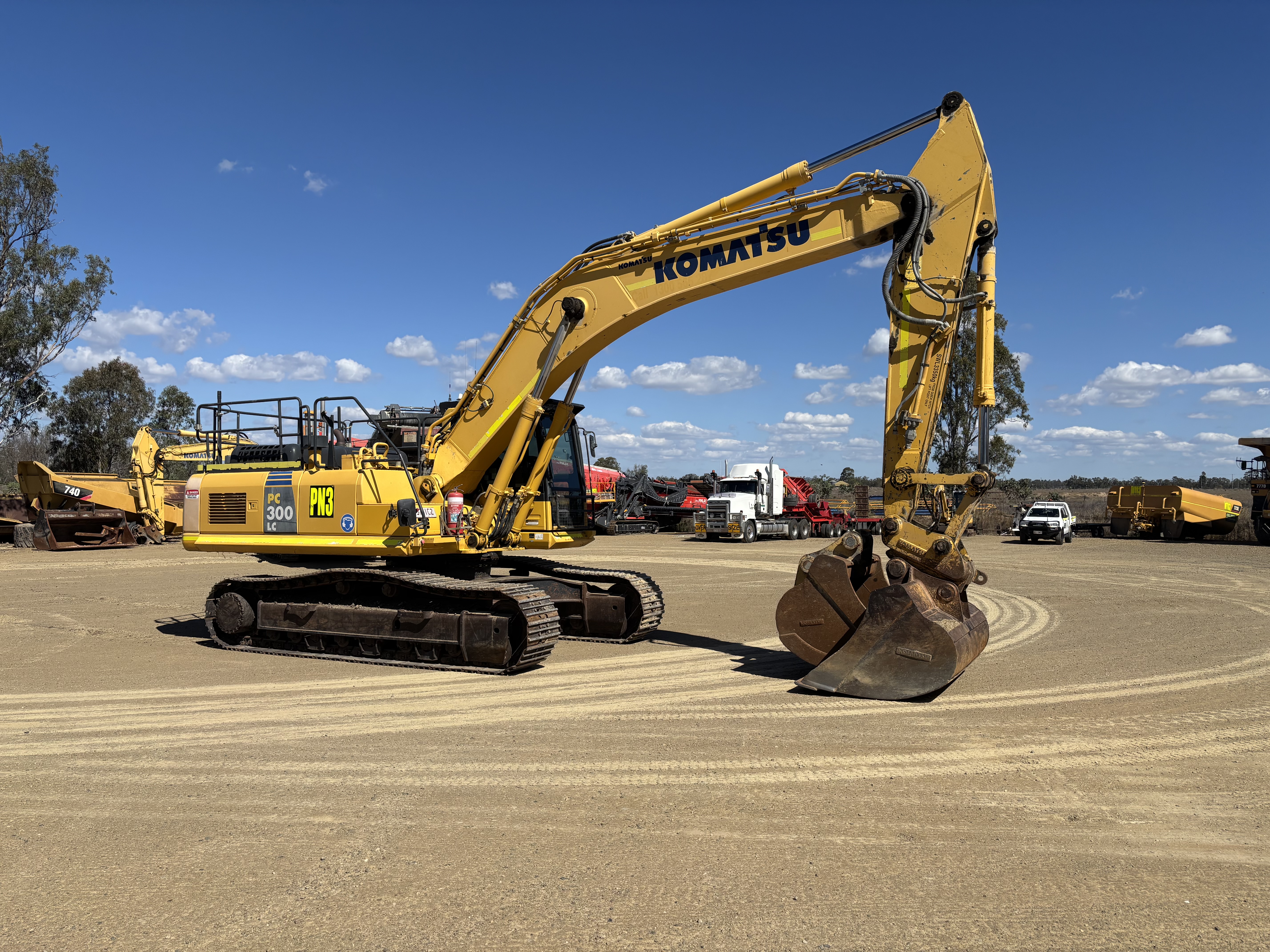 2017 Komatsu PC300LC Tracked Excavator