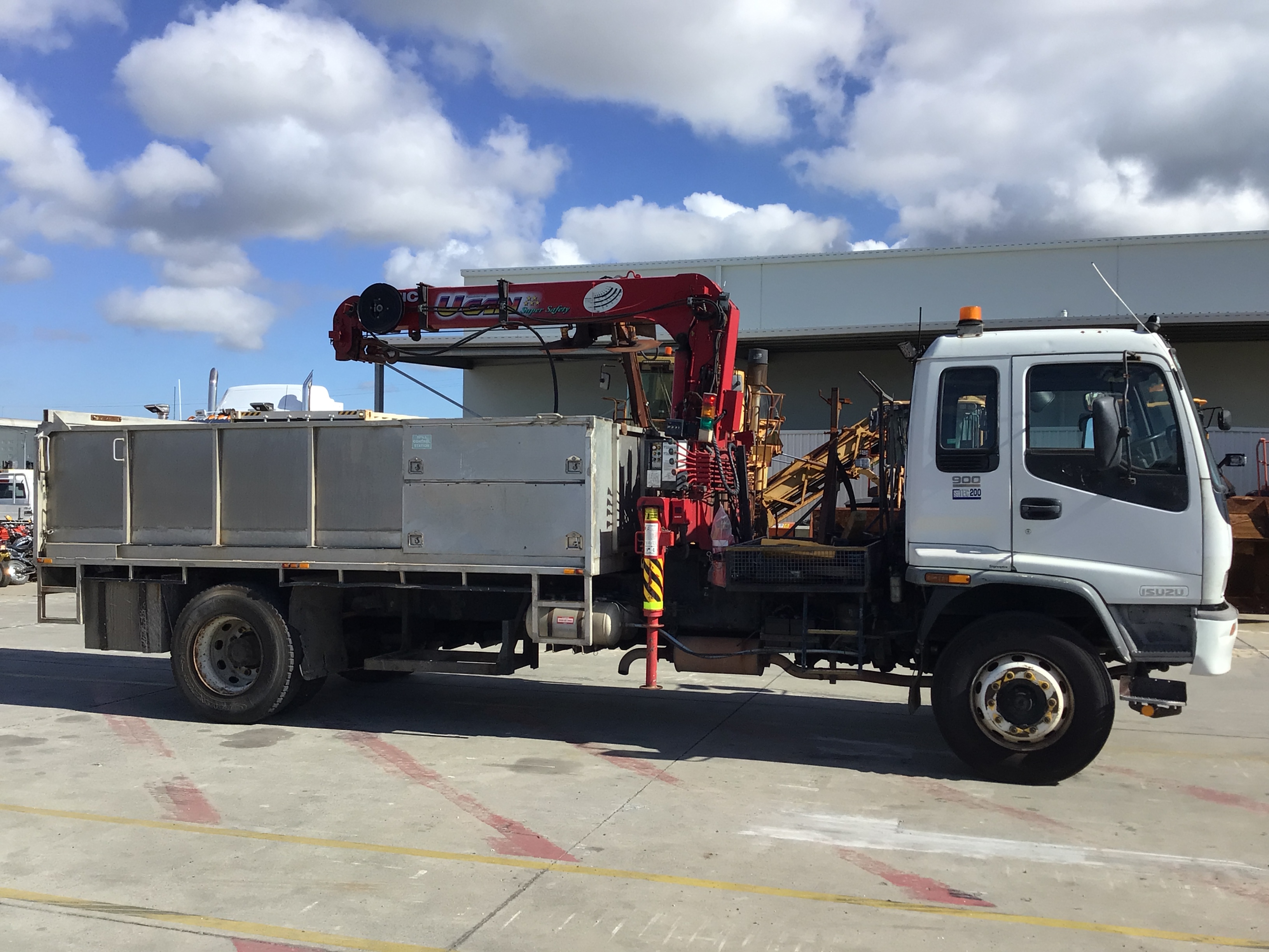 10 · 2002 Isuzu FVR 900   4x2 Crane Truck