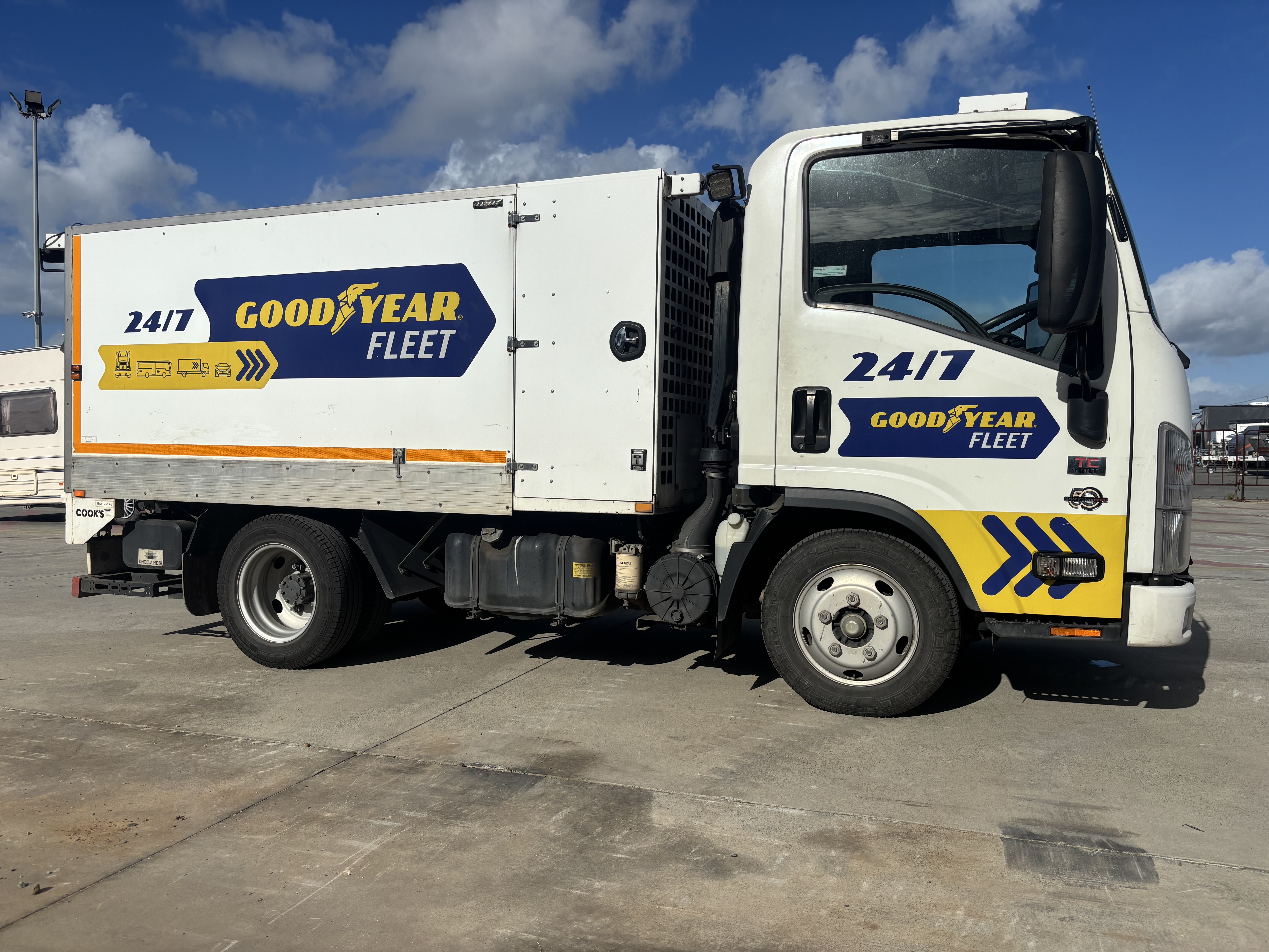 2021 Isuzu NLR N 45-150 4x2 Service Truck