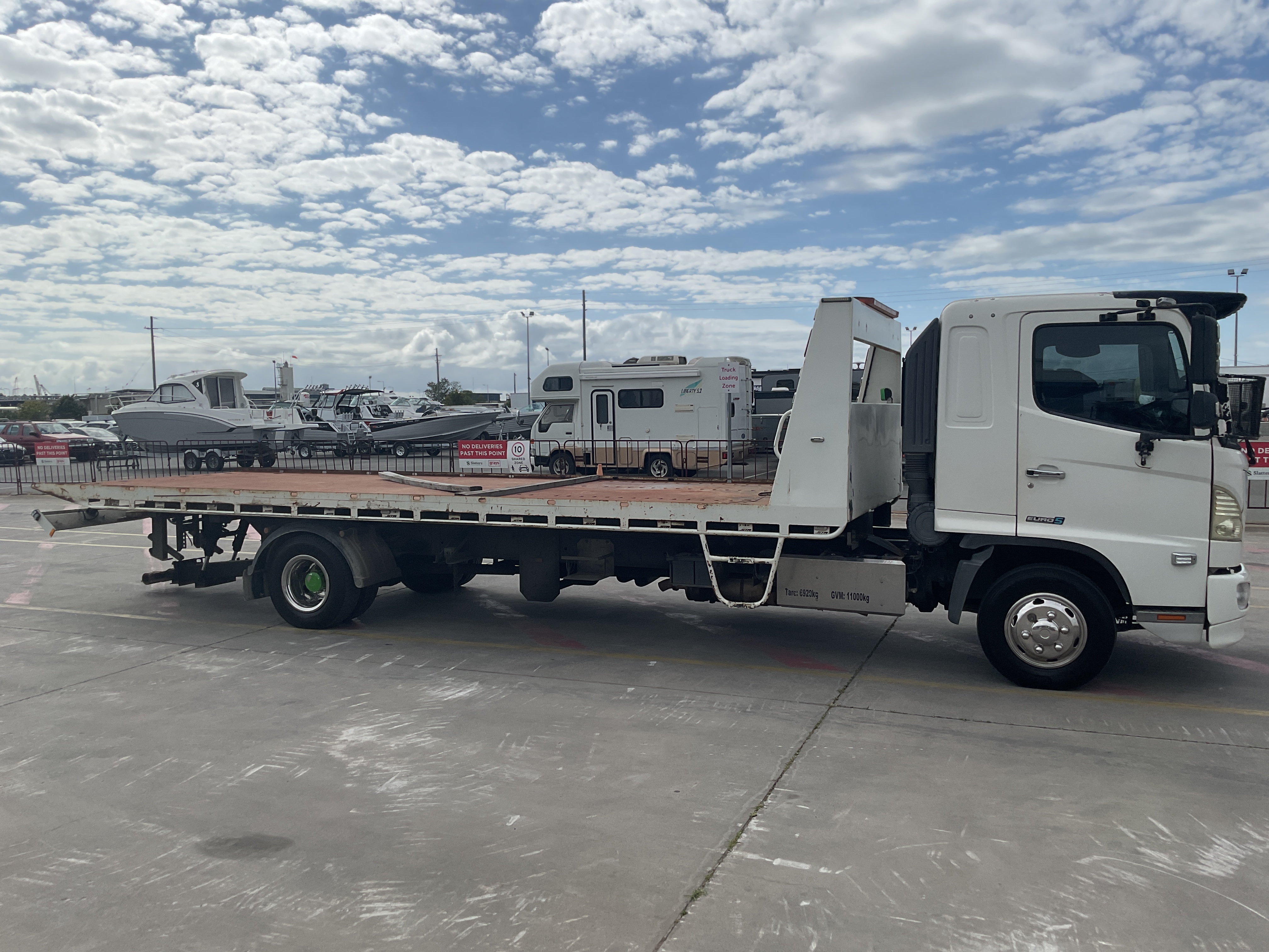 6 · 2017 Hino FD   4x2 Tilt Tray