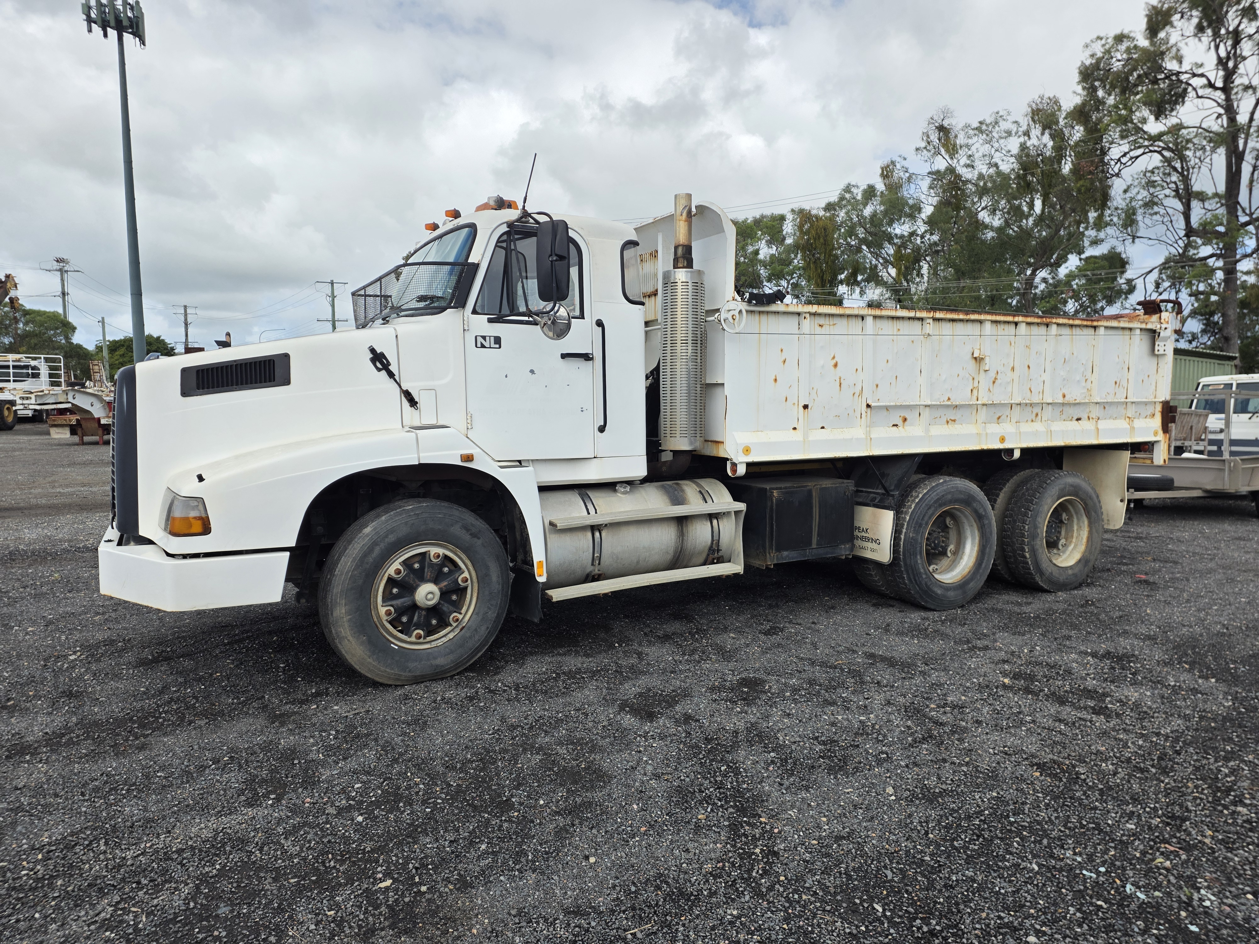 11 · 1995 Volvo NL12 6x4 Tipper